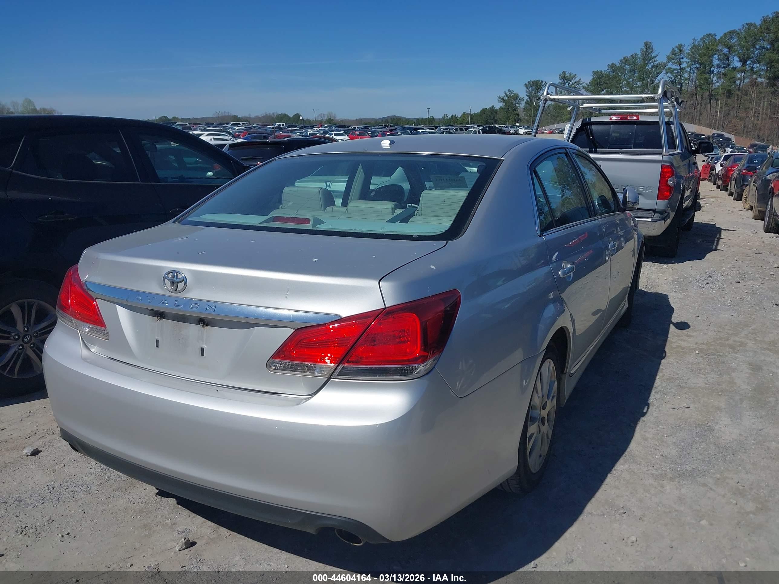 TOYOTA AVALON image 4
