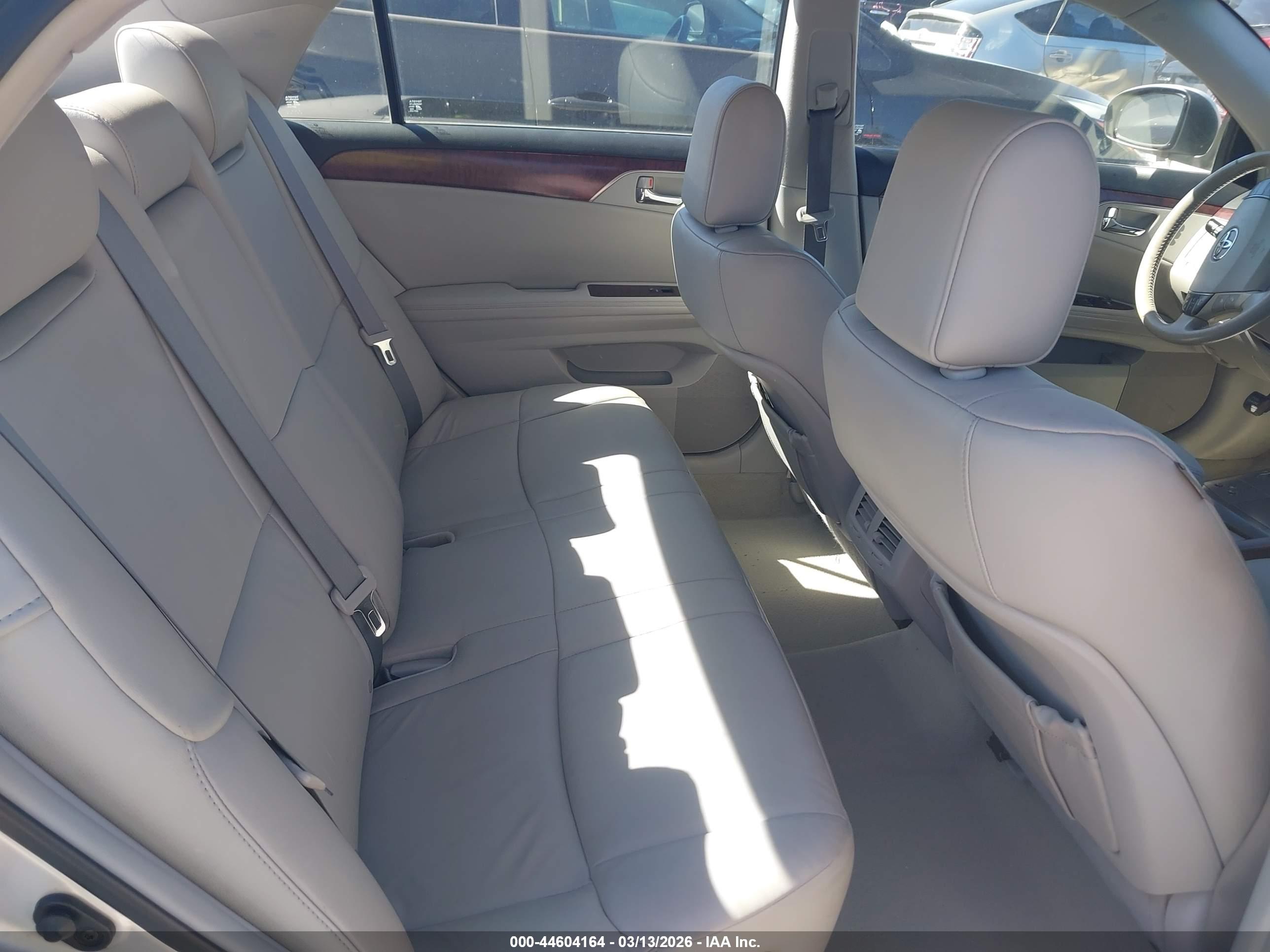 TOYOTA AVALON image 8