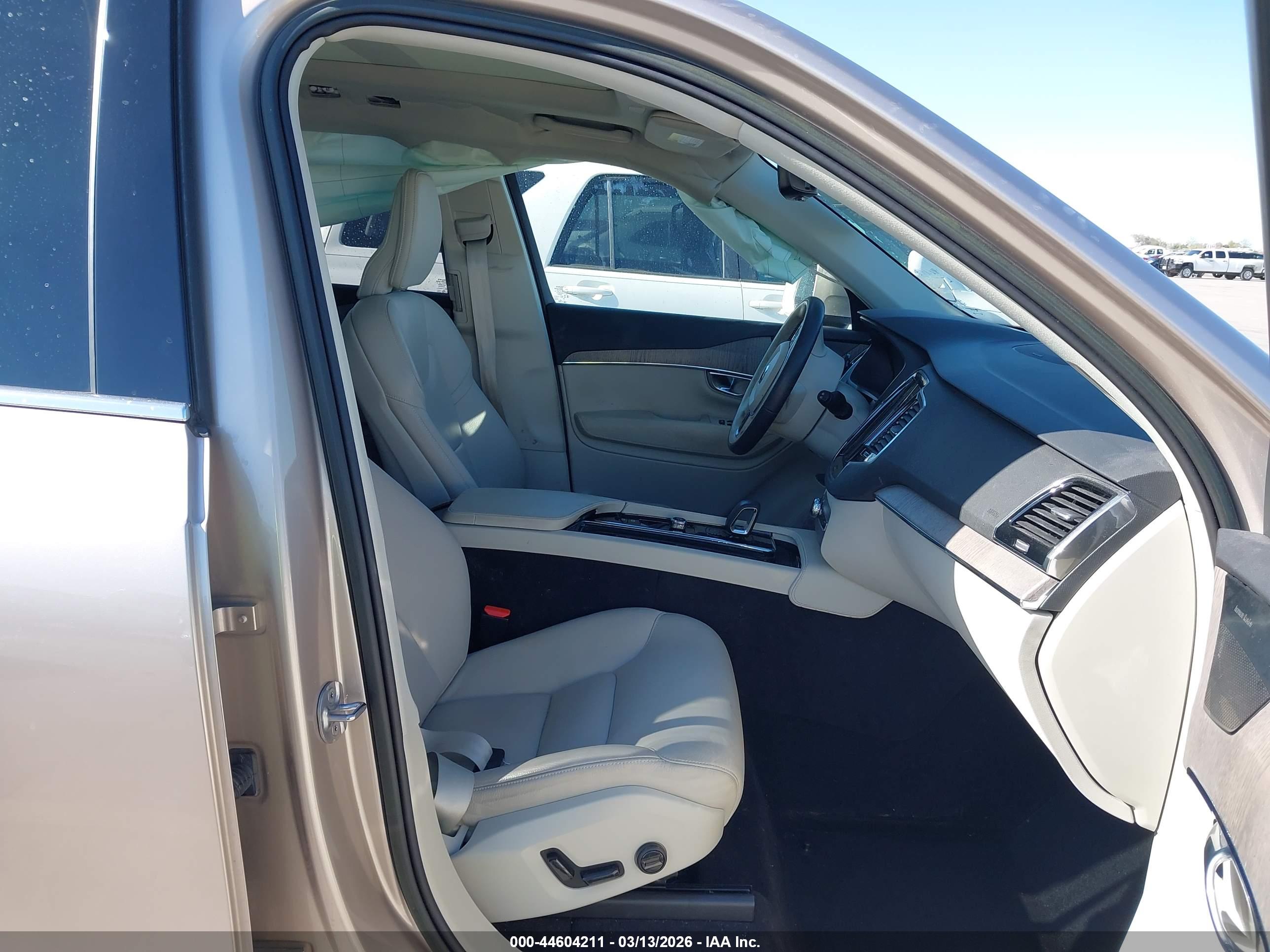 VOLVO XC90 image 5