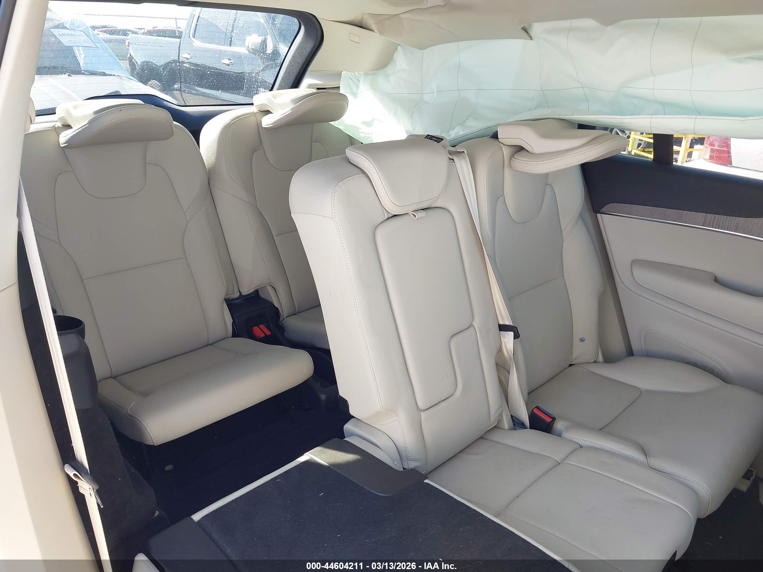 VOLVO XC90 image 8
