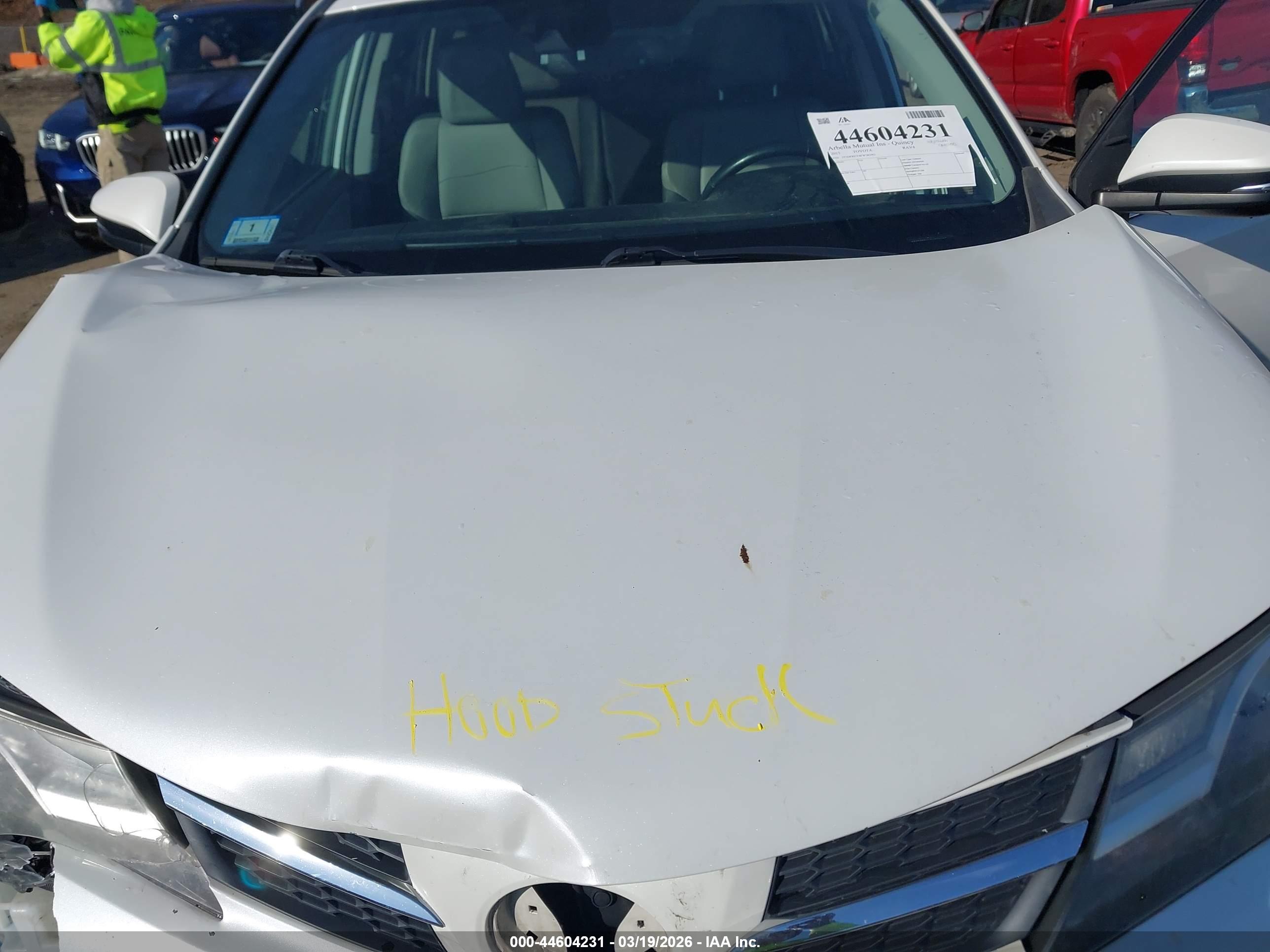 TOYOTA RAV4 image 10