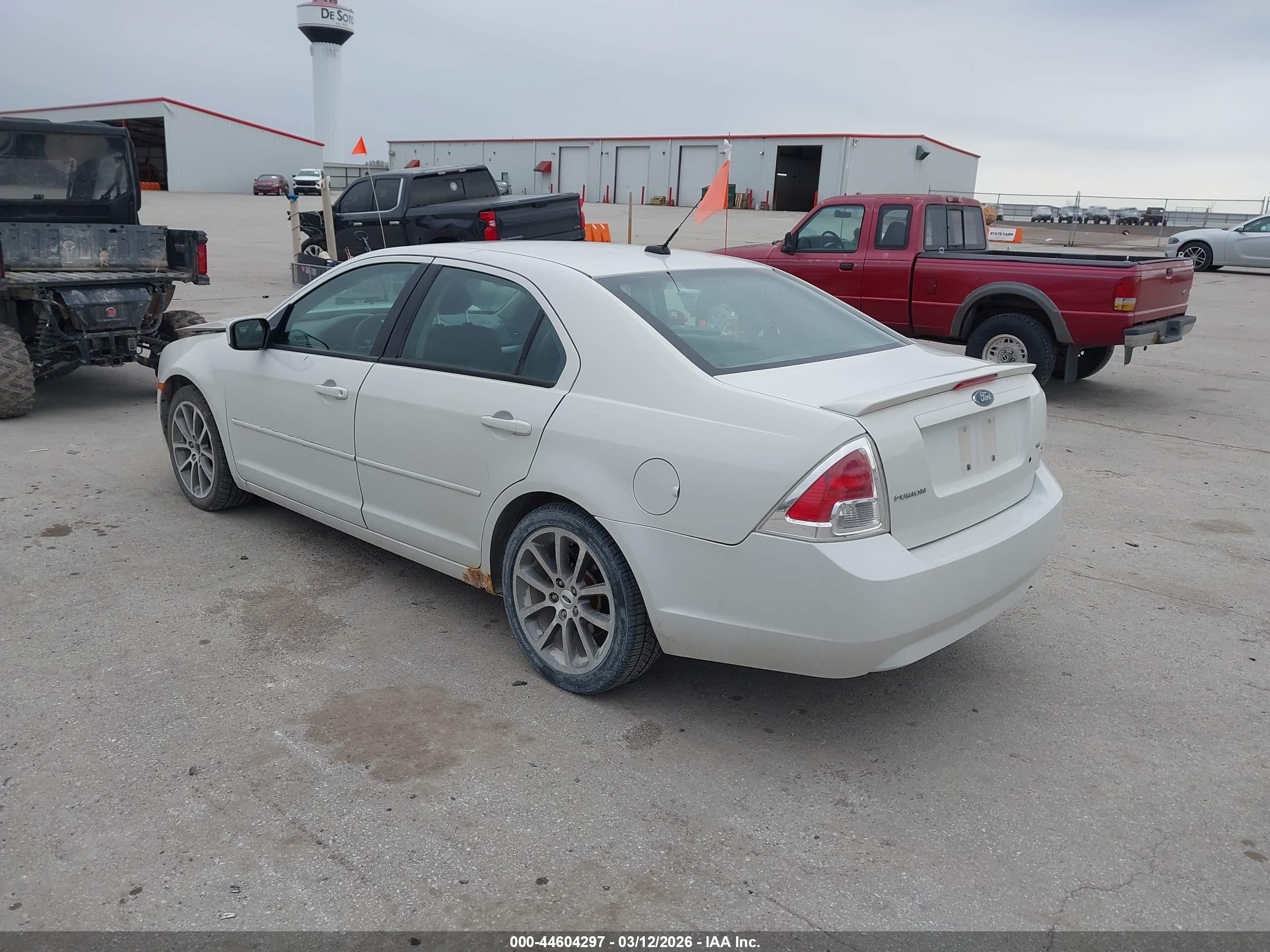 FORD FUSION image 3