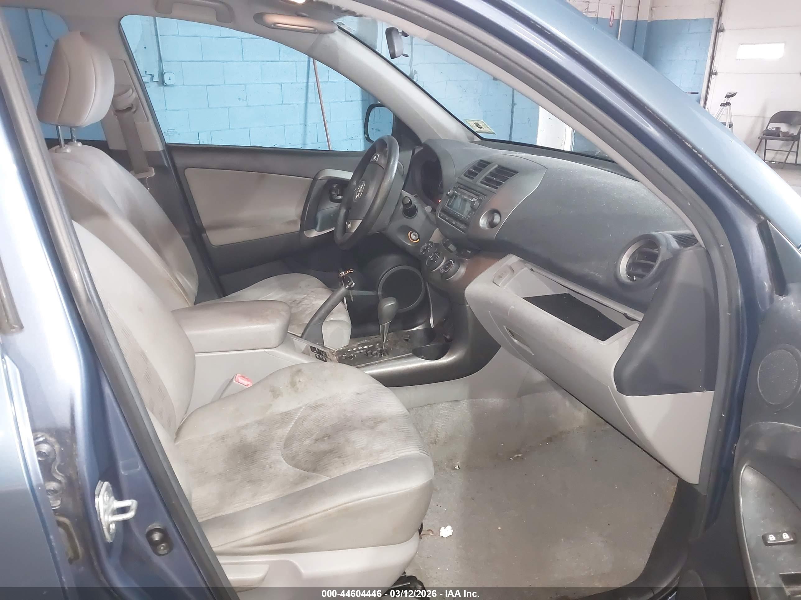 TOYOTA RAV4 image 5