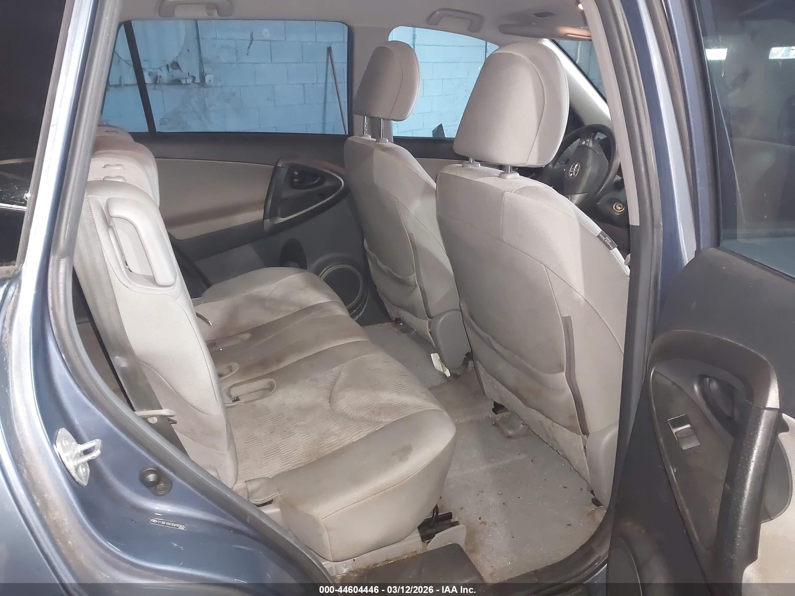 TOYOTA RAV4 image 8