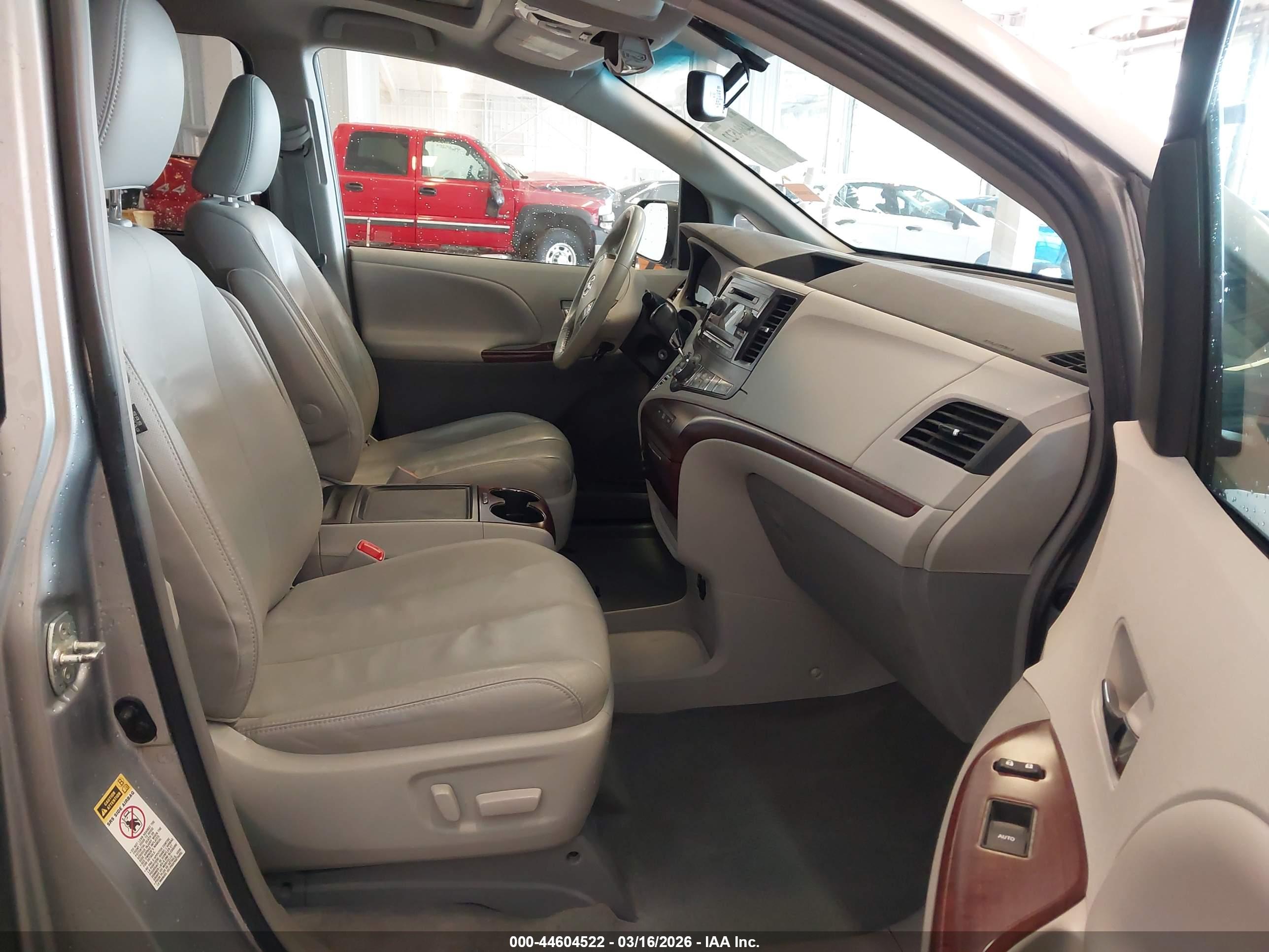 TOYOTA SIENNA image 5