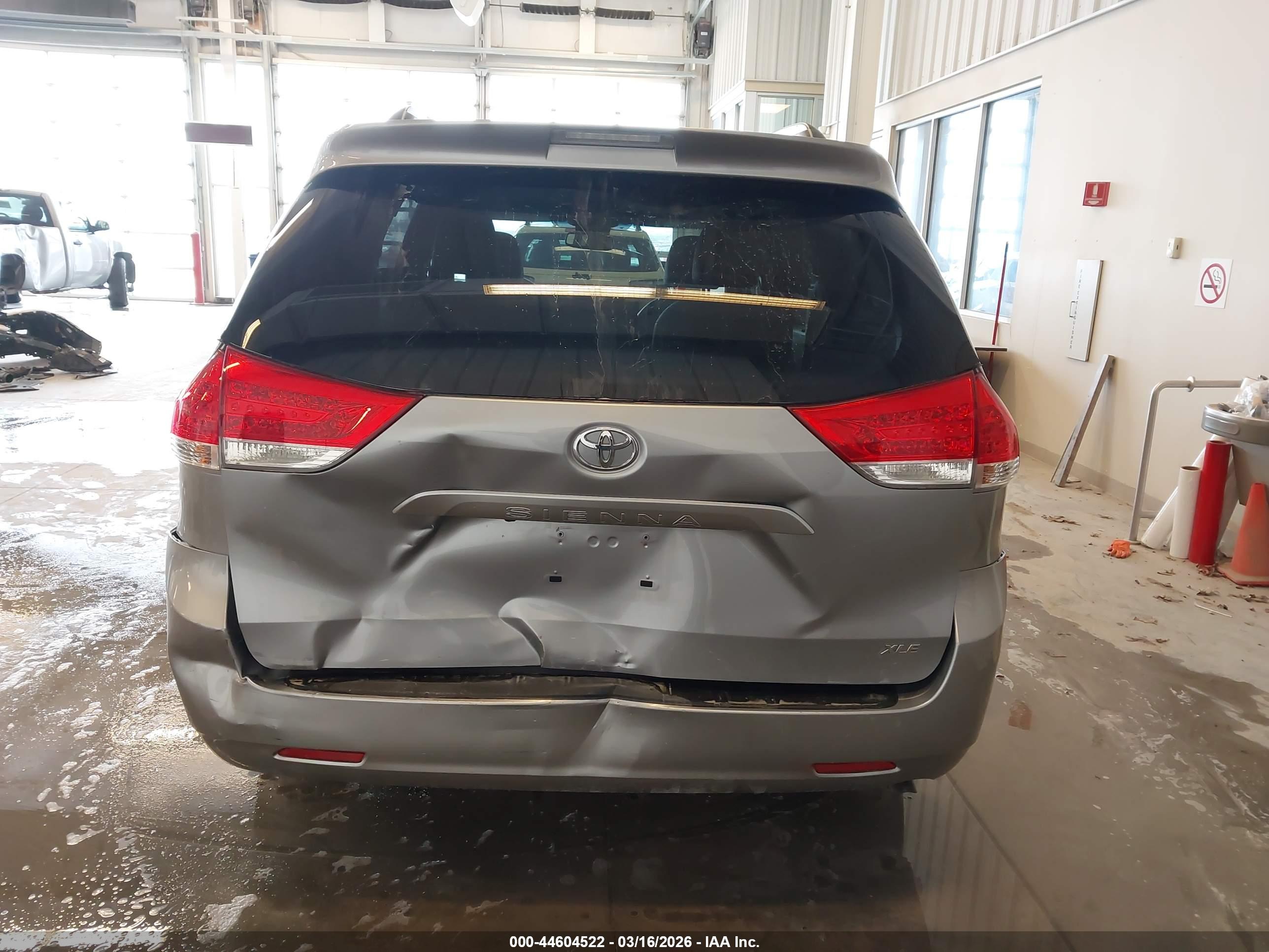 TOYOTA SIENNA image 6