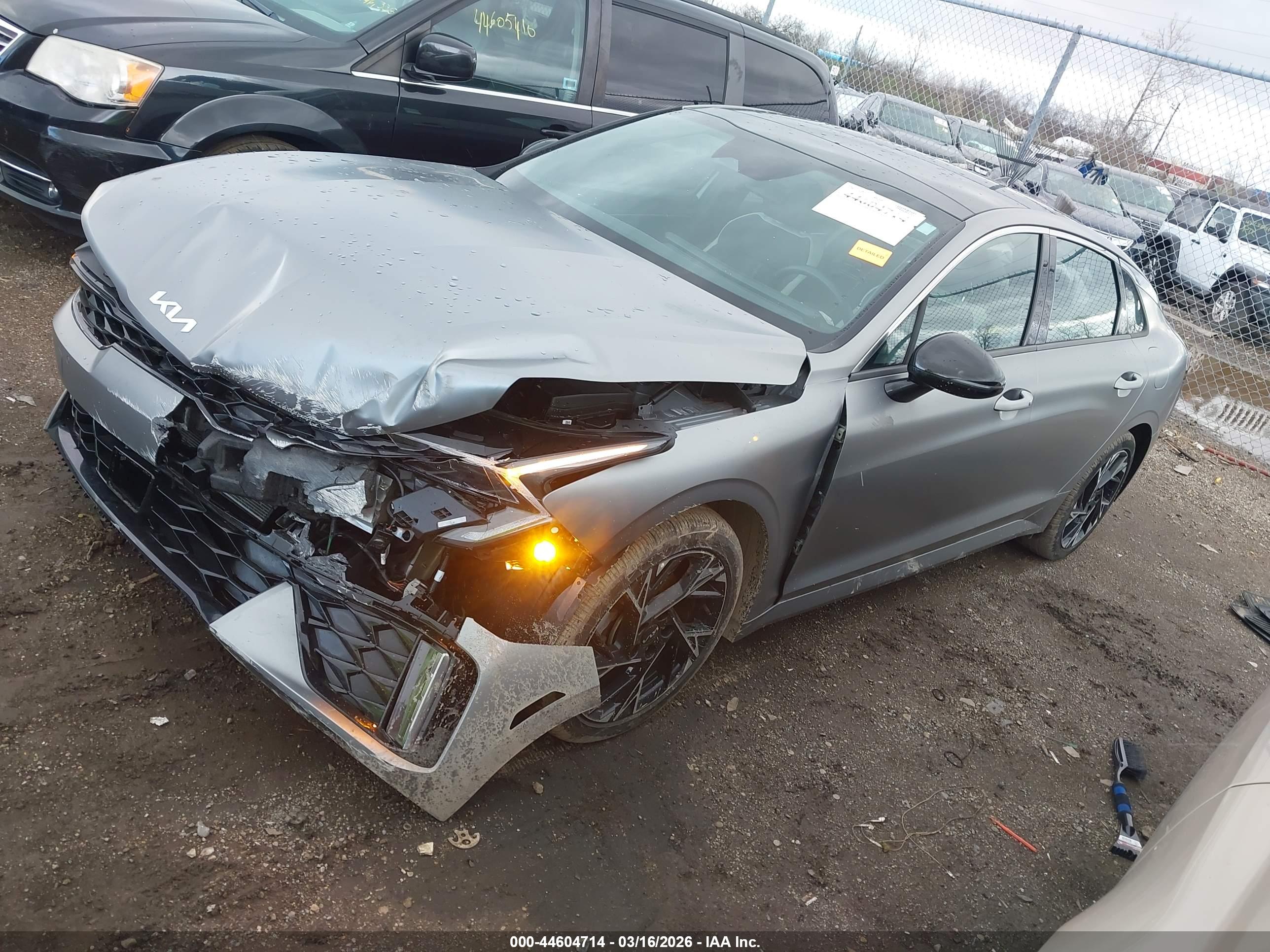 KIA K5 image 2