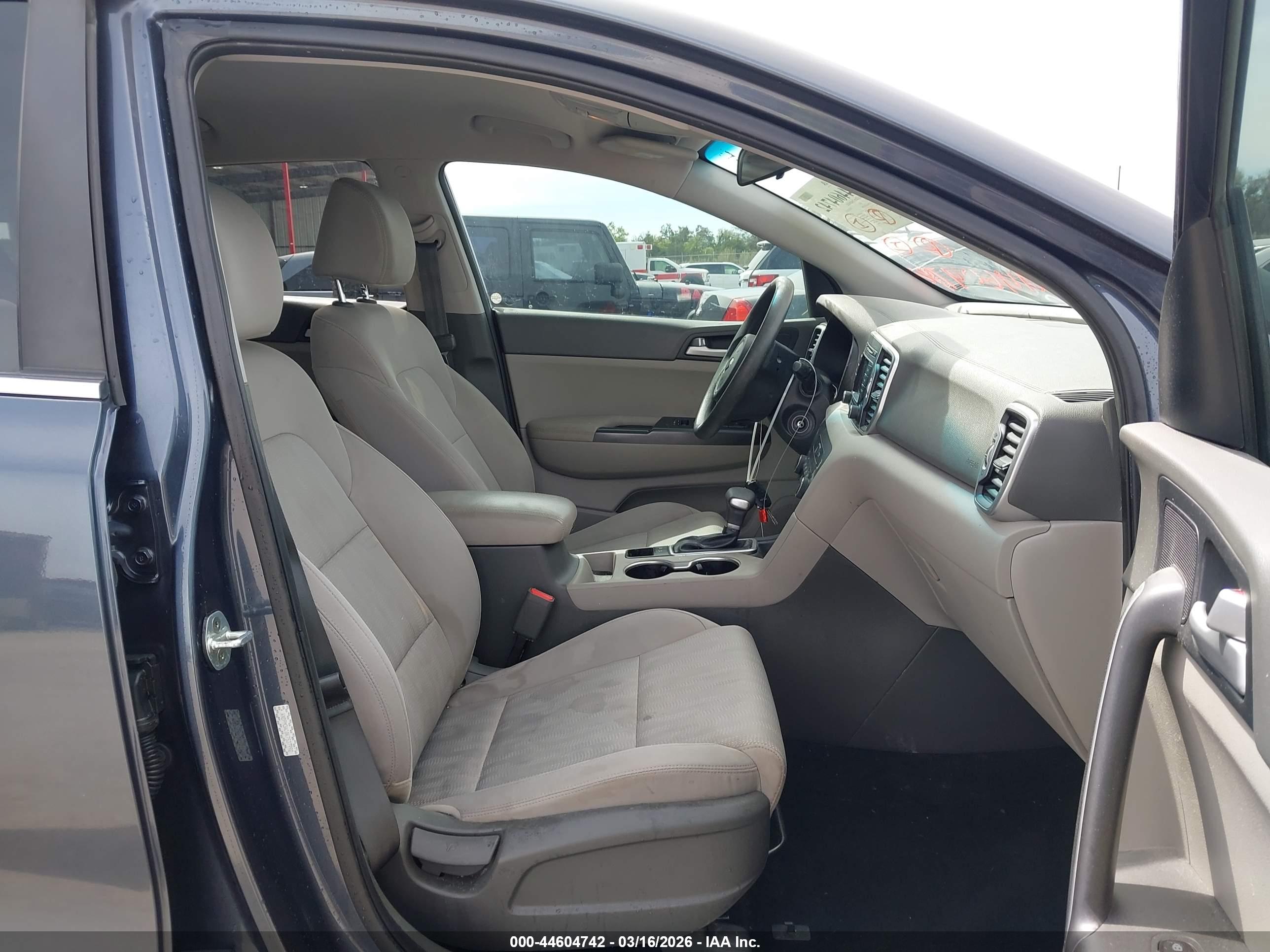 KIA SPORTAGE image 5