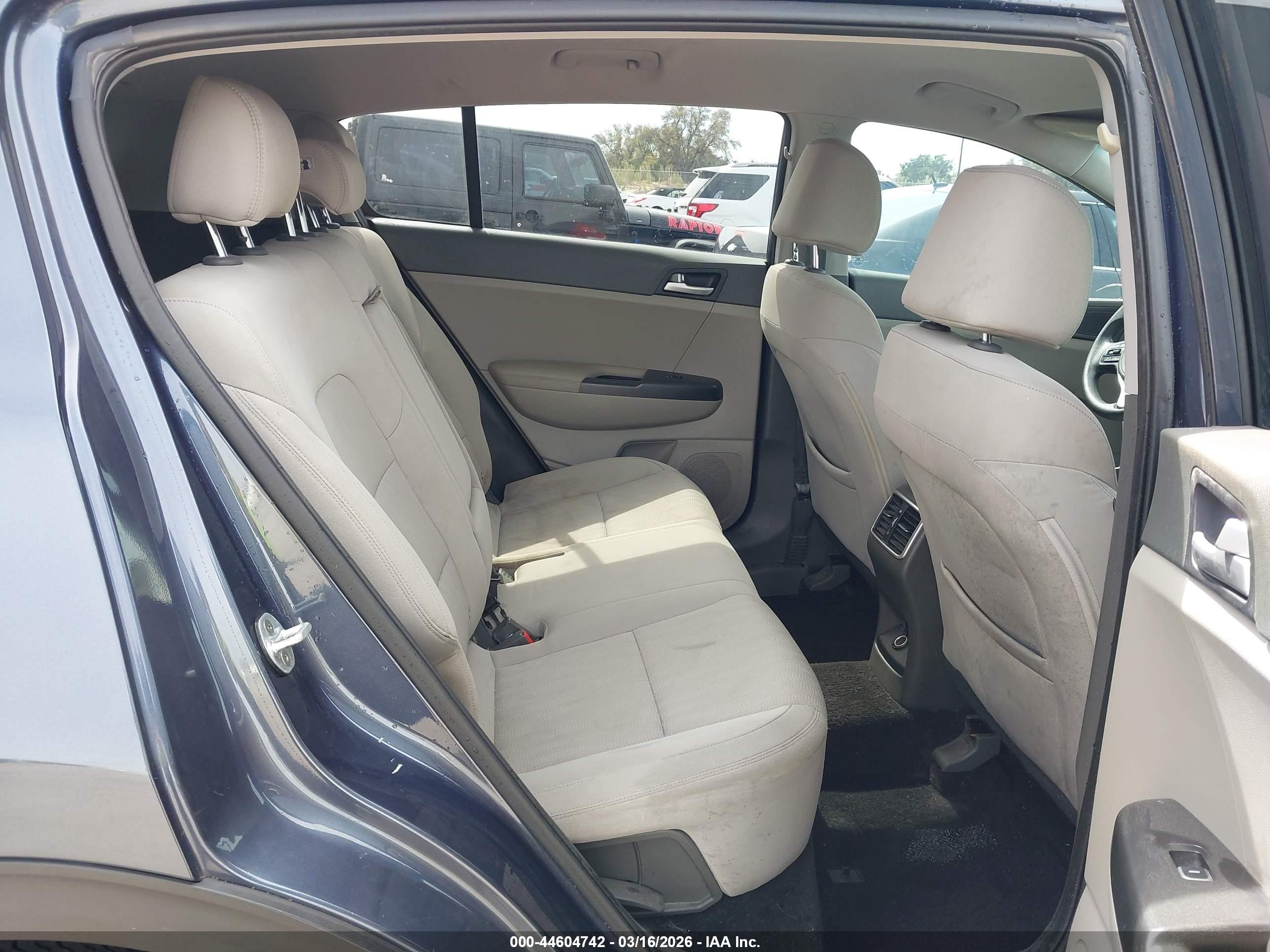 KIA SPORTAGE image 8