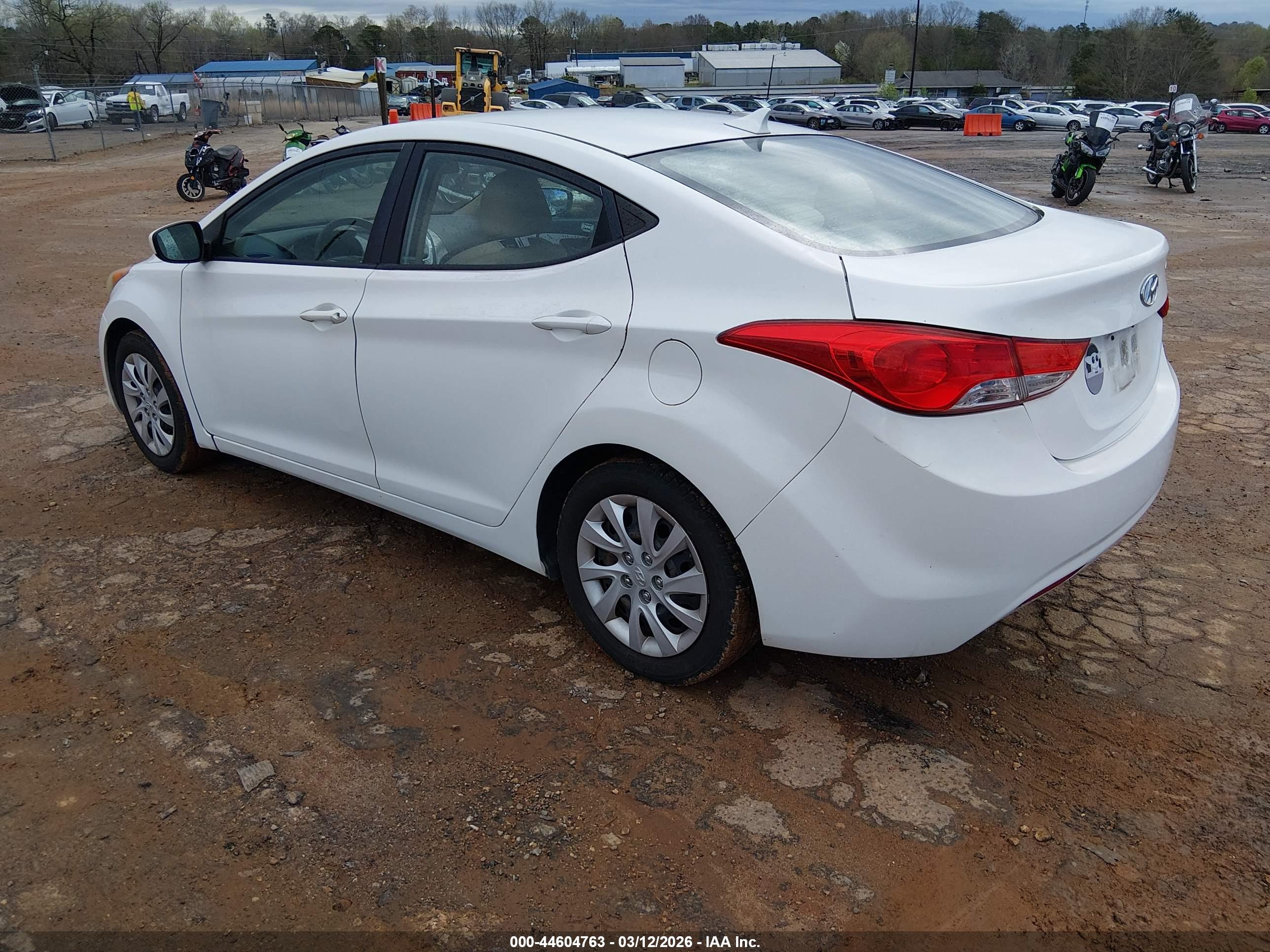 HYUNDAI ELANTRA image 3
