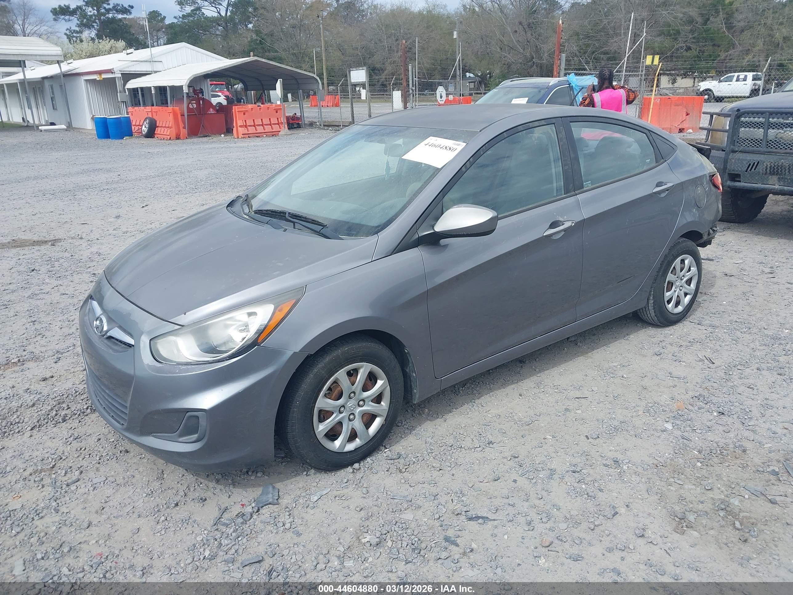 HYUNDAI ACCENT image 2