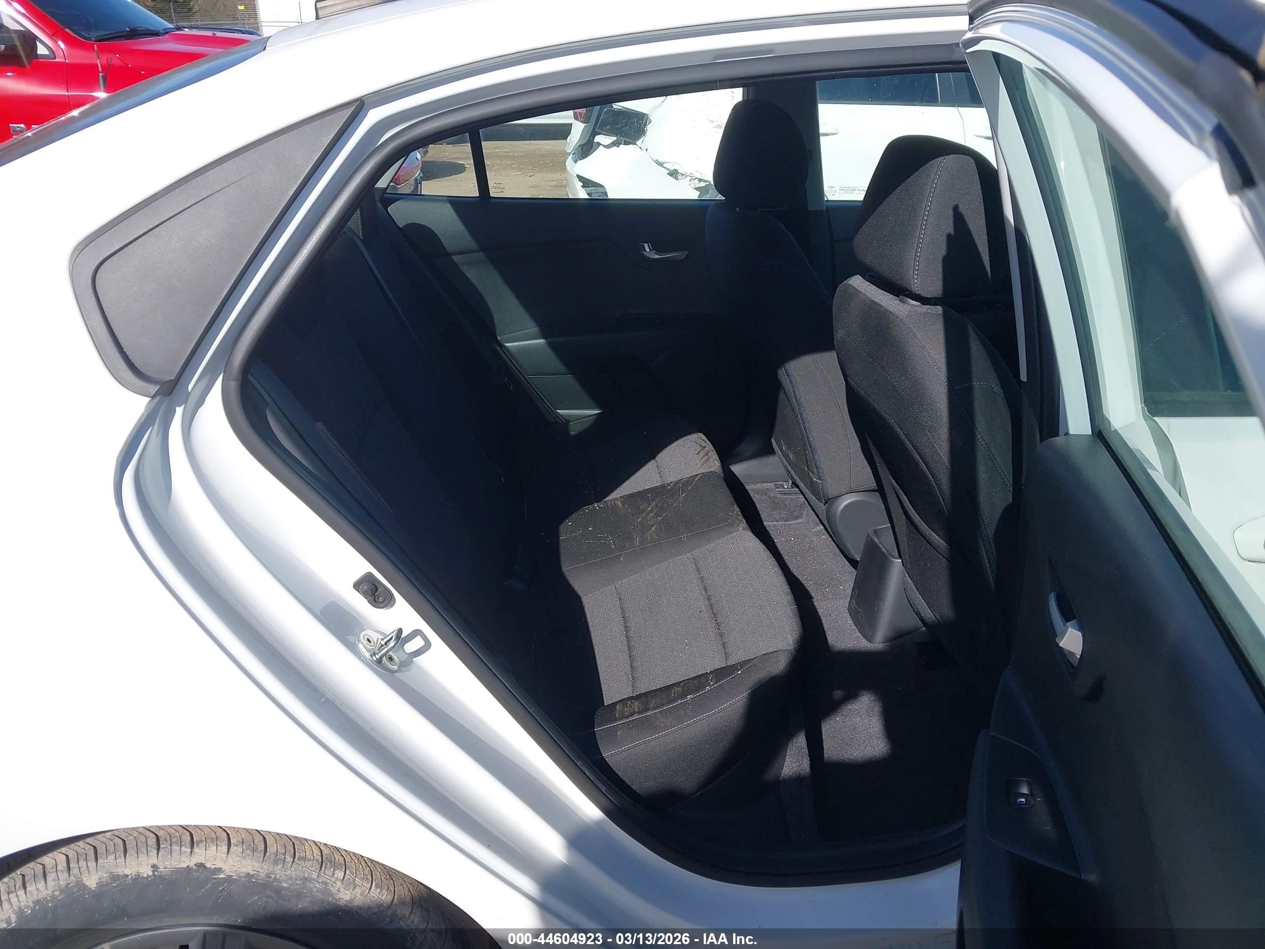 KIA RIO image 8