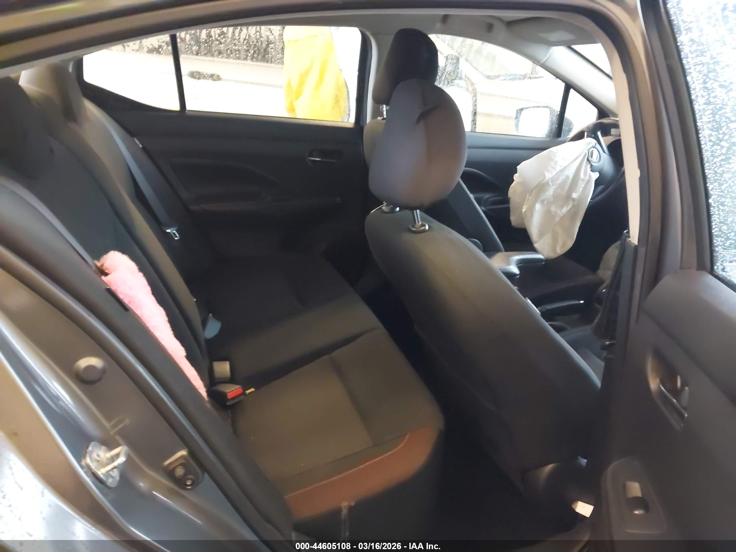 NISSAN VERSA image 8