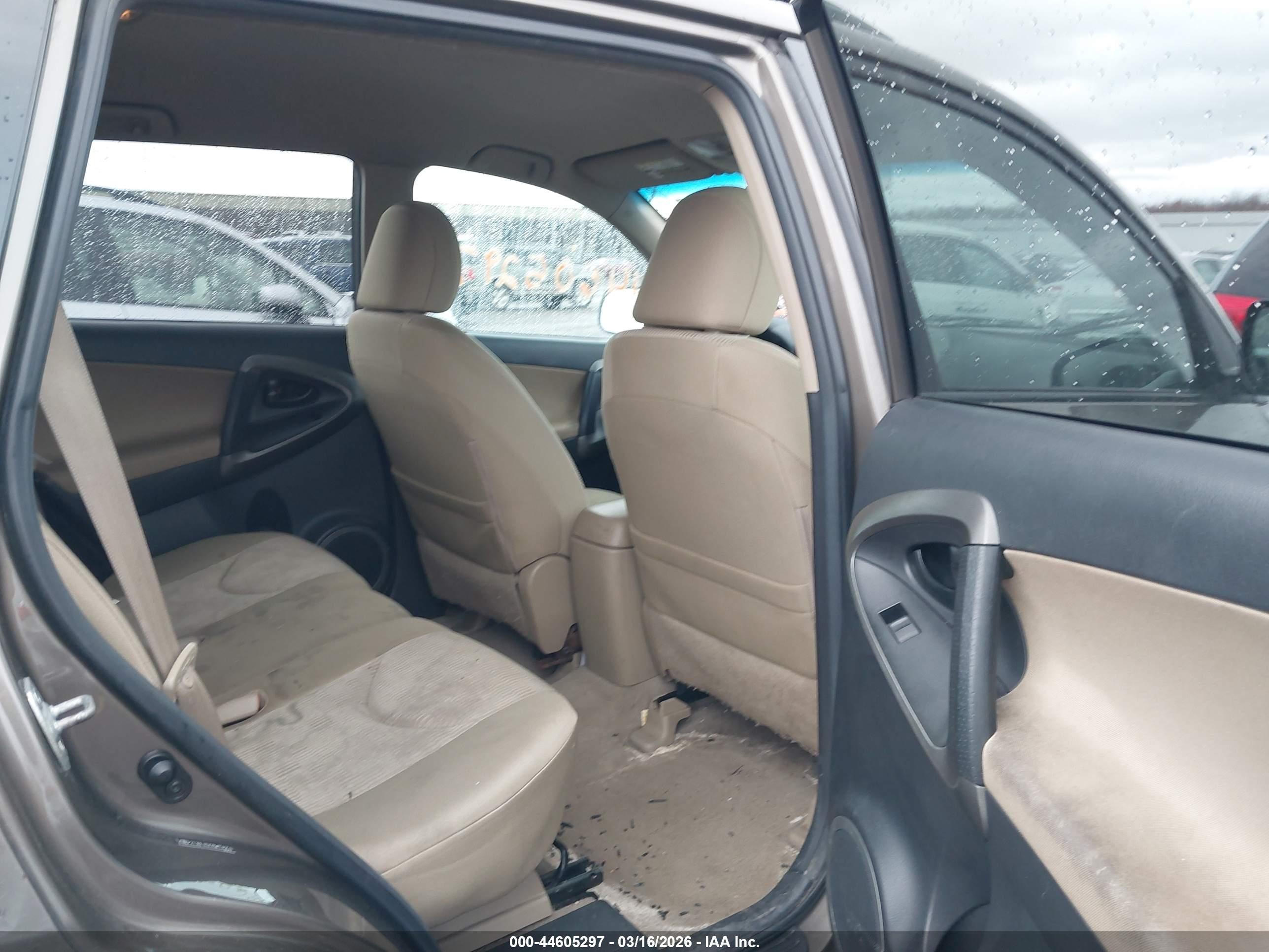 TOYOTA RAV4 image 8
