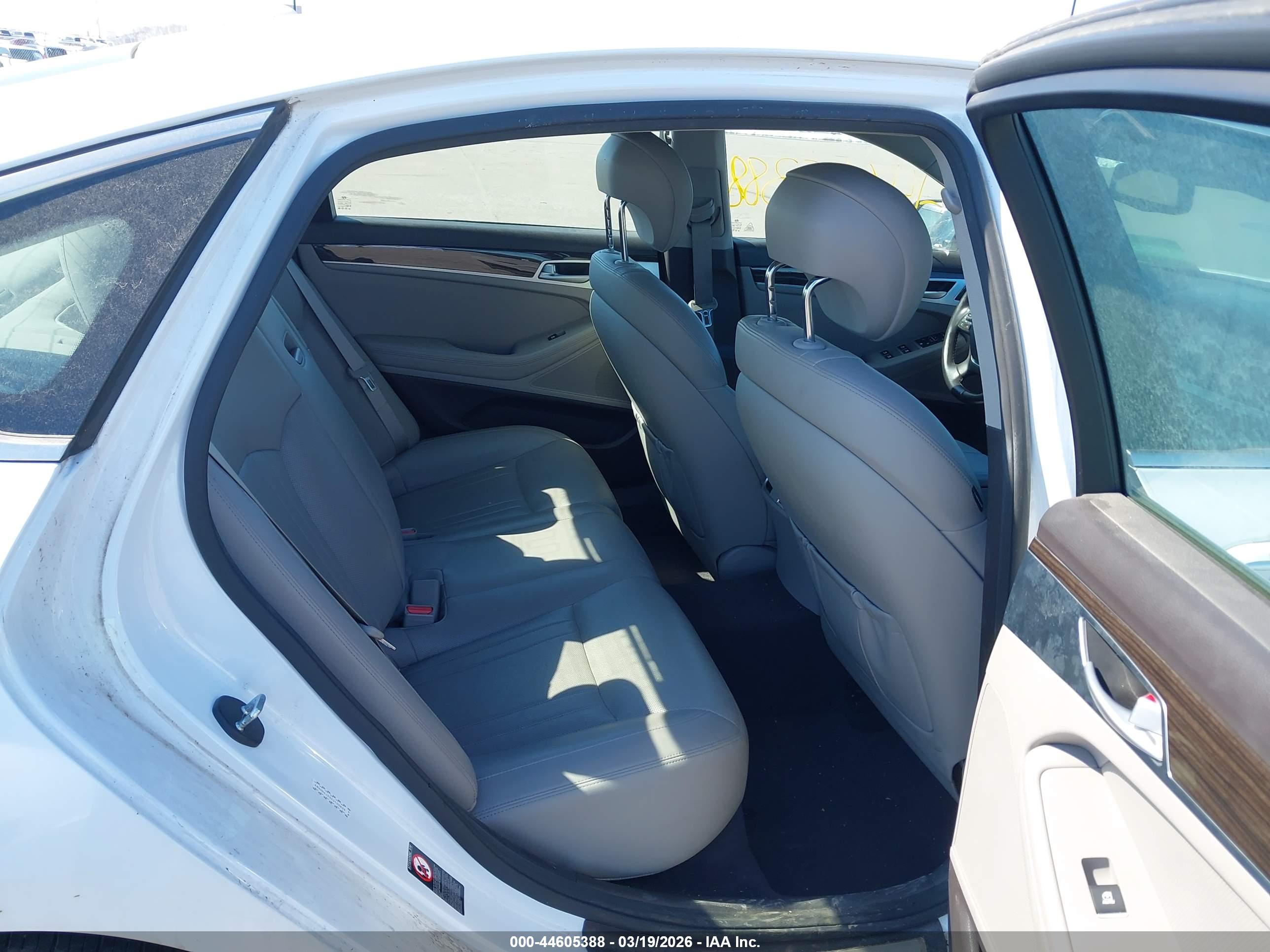 HYUNDAI GENESIS image 8