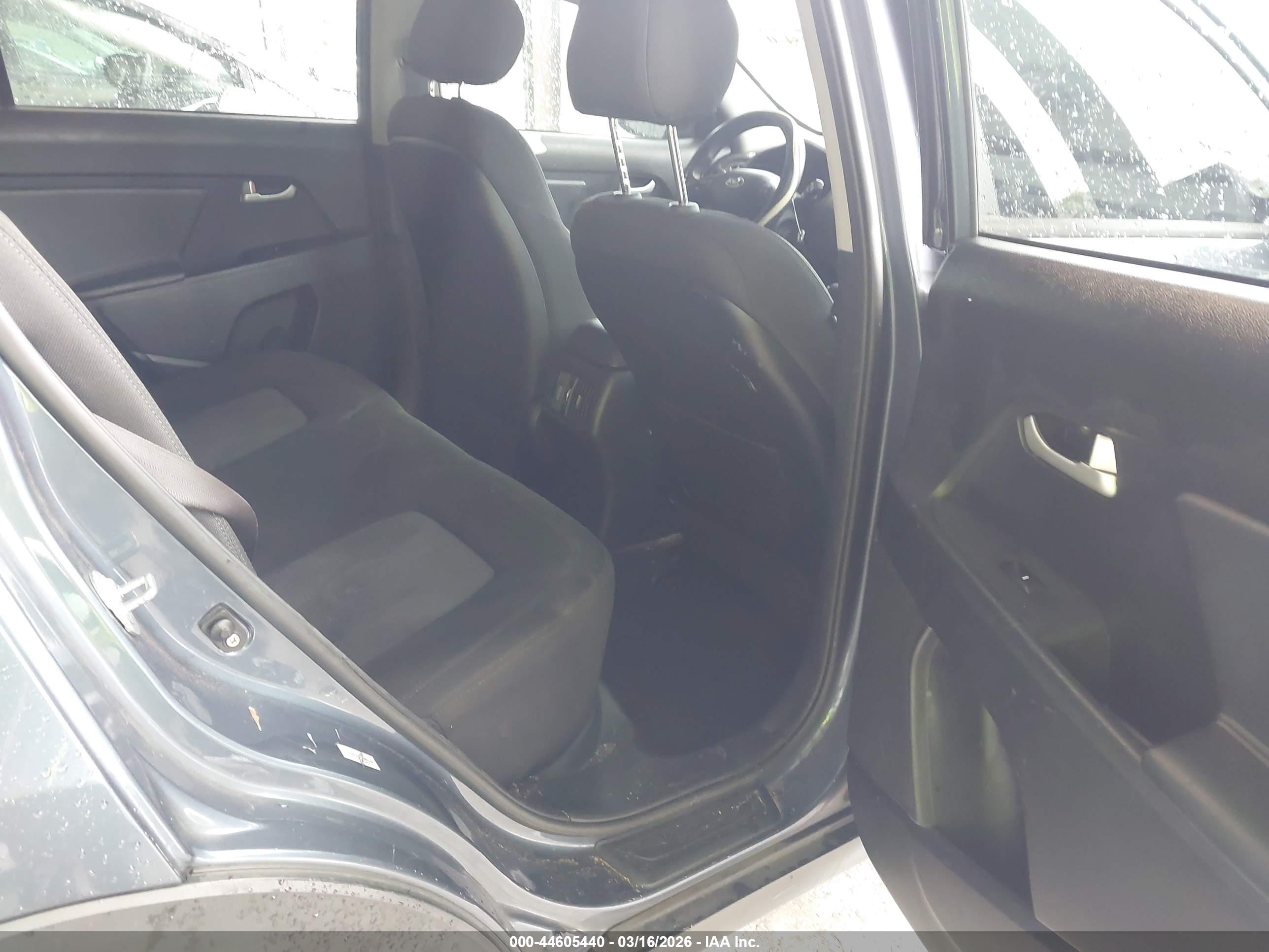 KIA SPORTAGE image 8