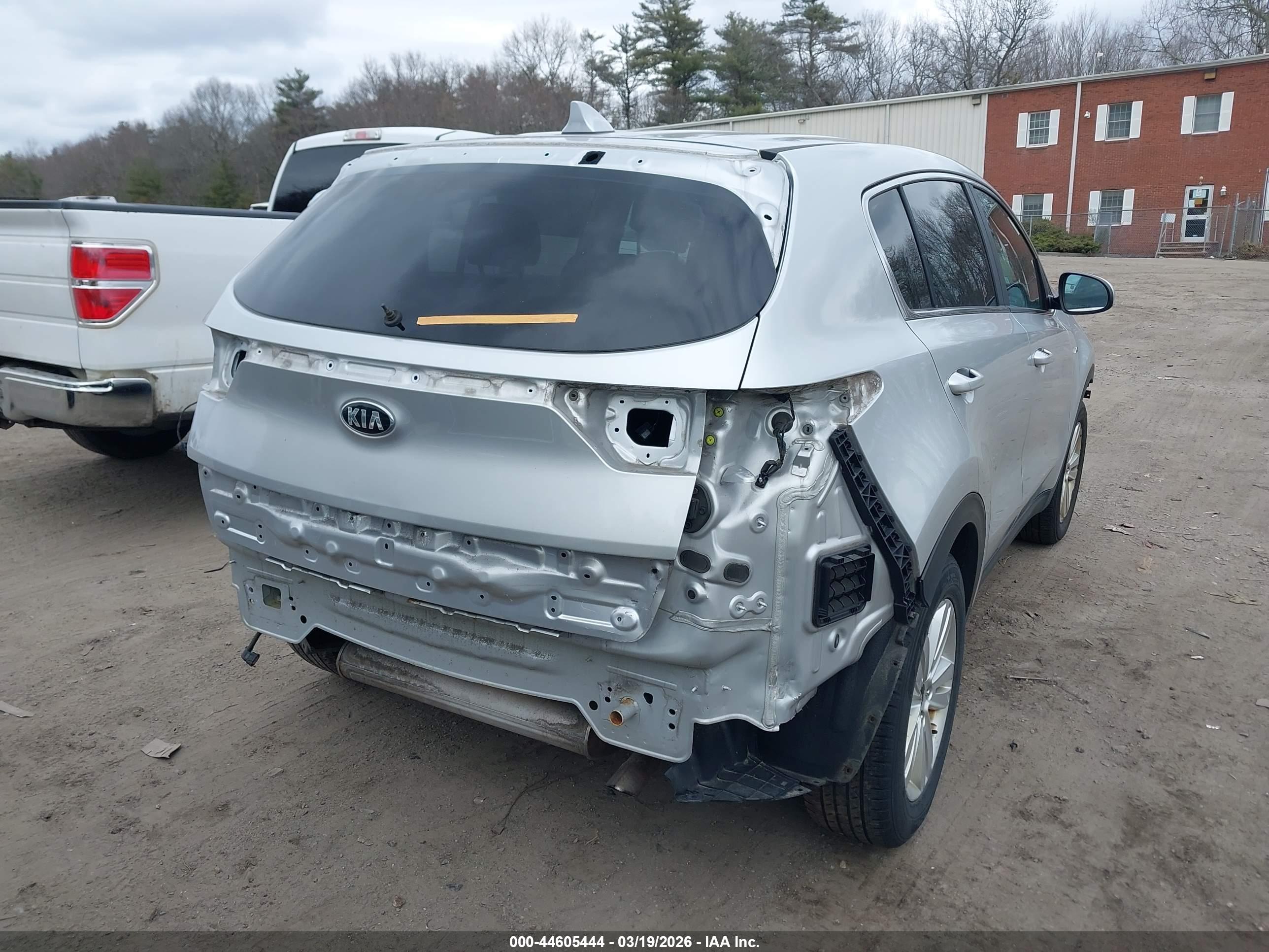 KIA SPORTAGE image 4