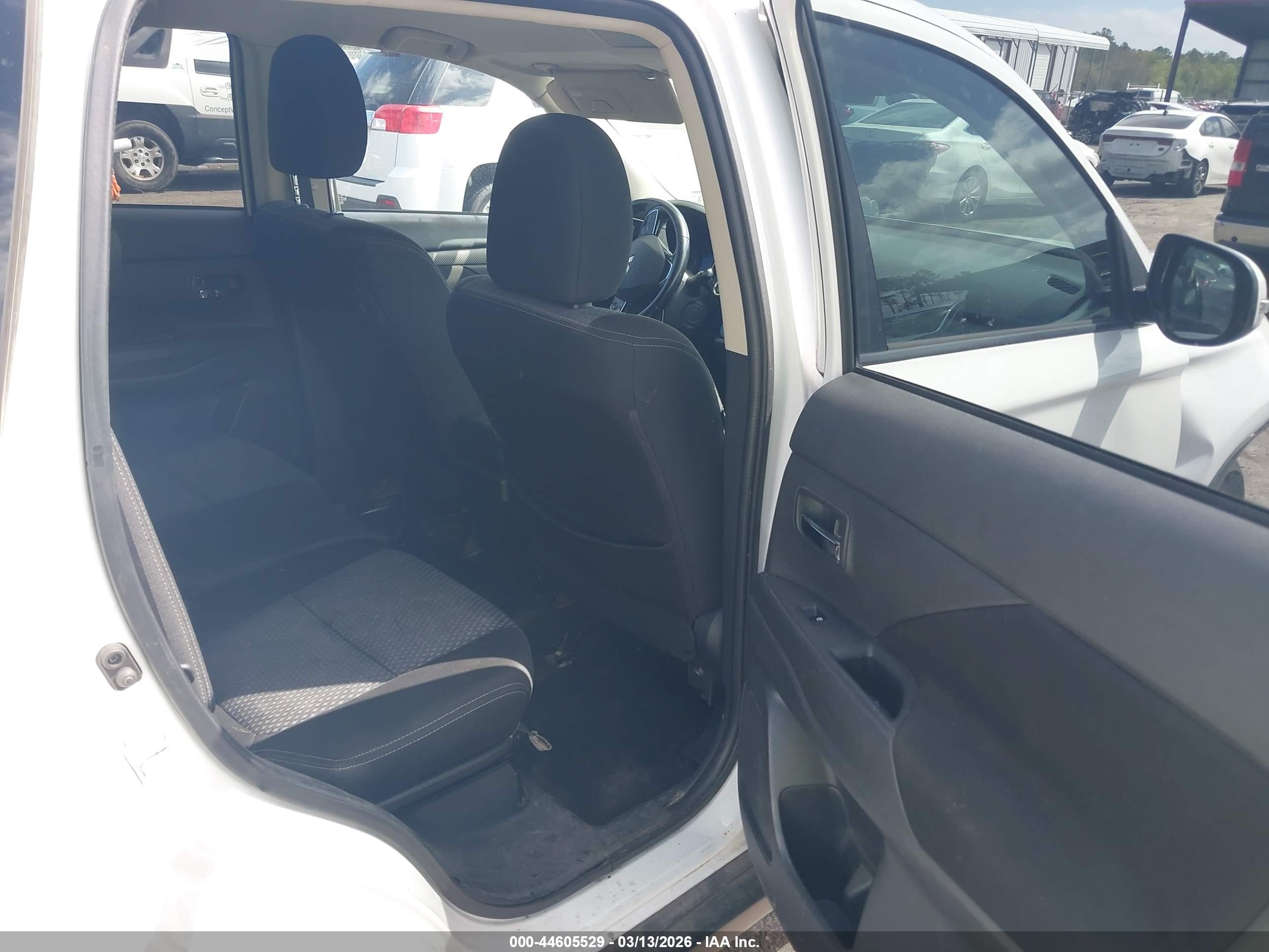 MITSUBISHI OUTLANDER image 8