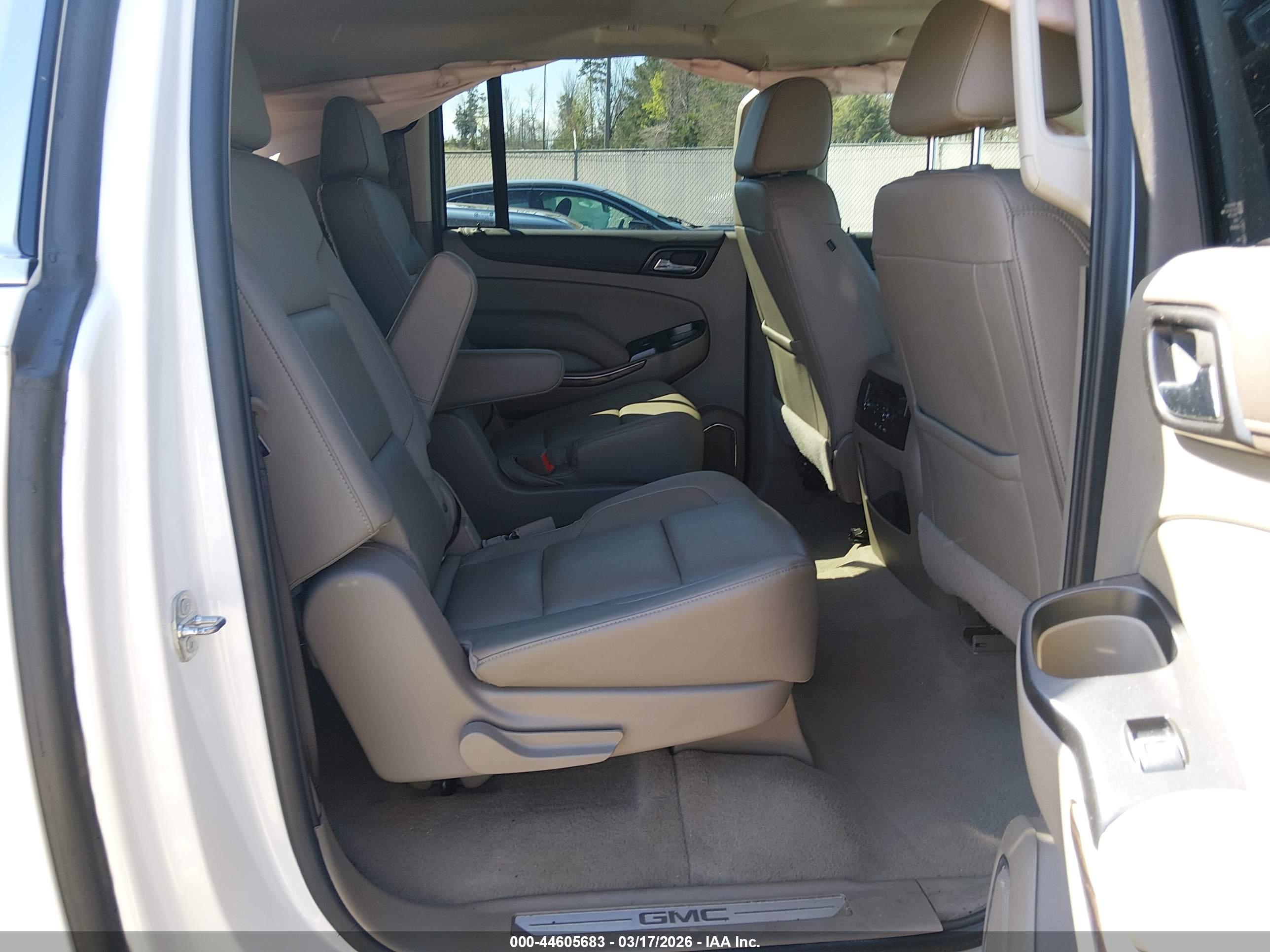 GMC YUKON image 8