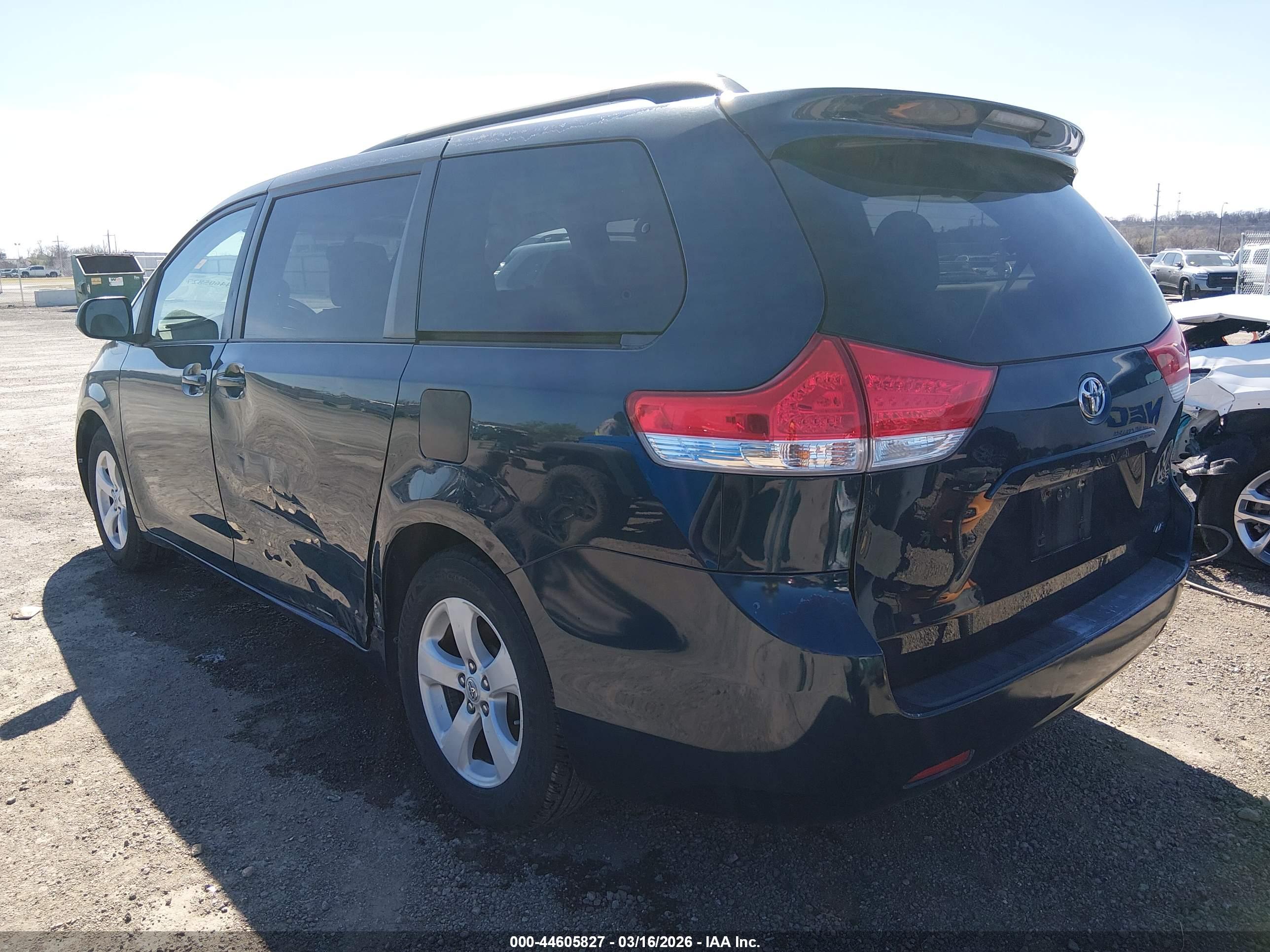 TOYOTA SIENNA image 3