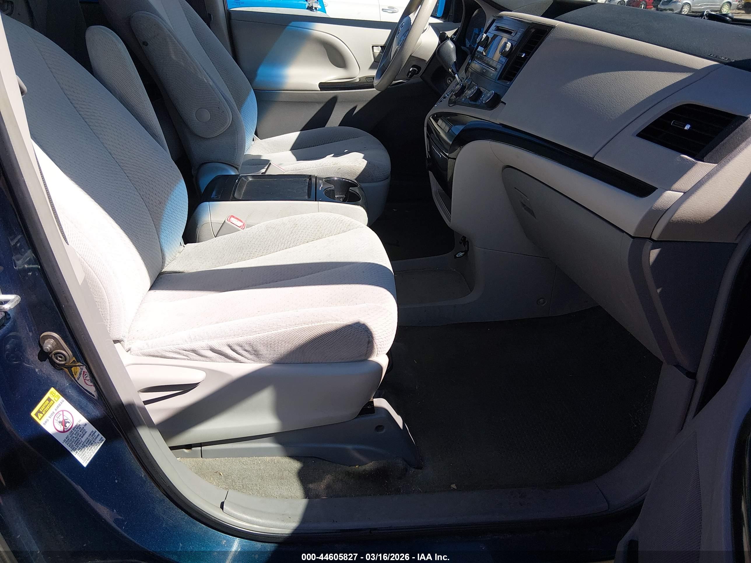 TOYOTA SIENNA image 5