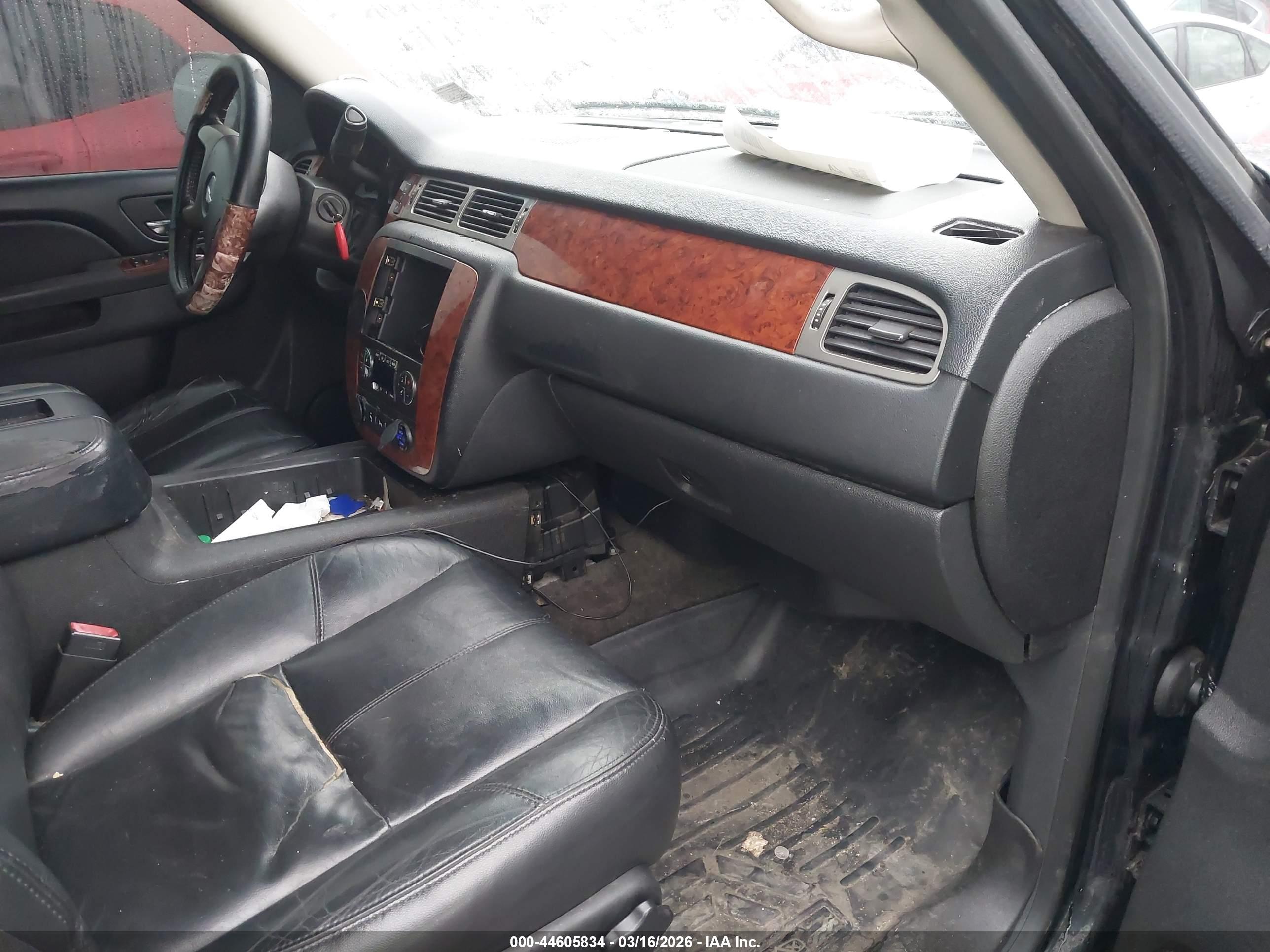 CHEVROLET SUBURBAN image 5