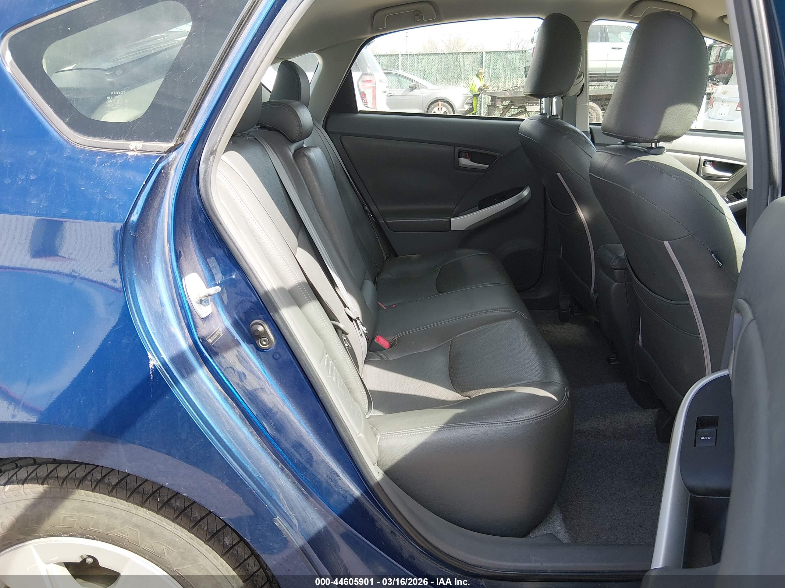 TOYOTA PRIUS image 8