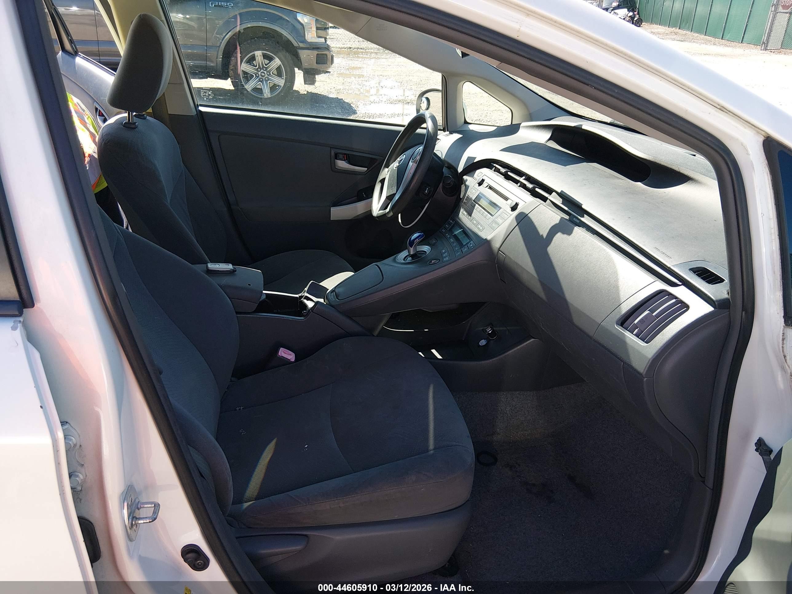 TOYOTA PRIUS image 5