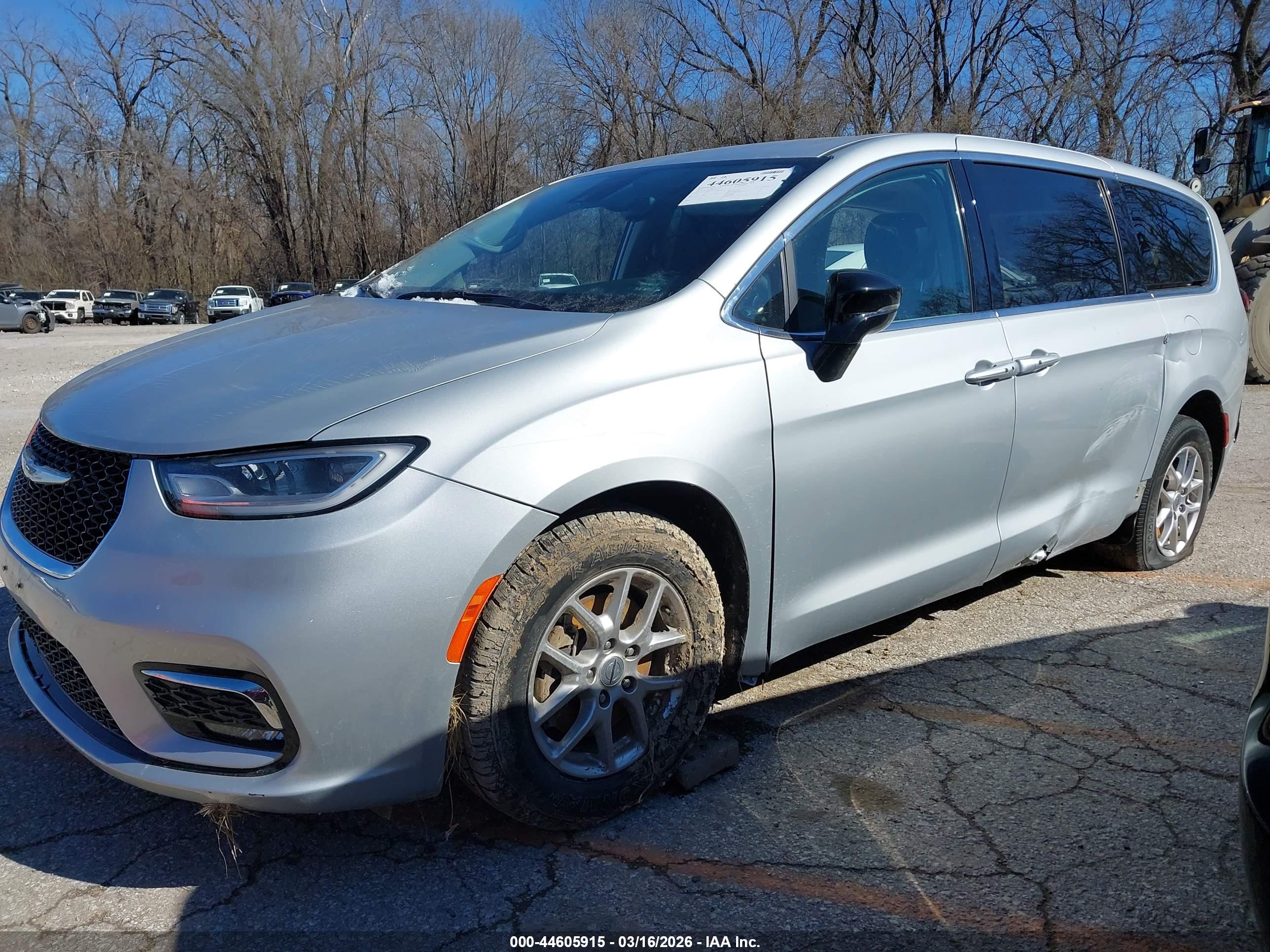 CHRYSLER PACIFICA image 2