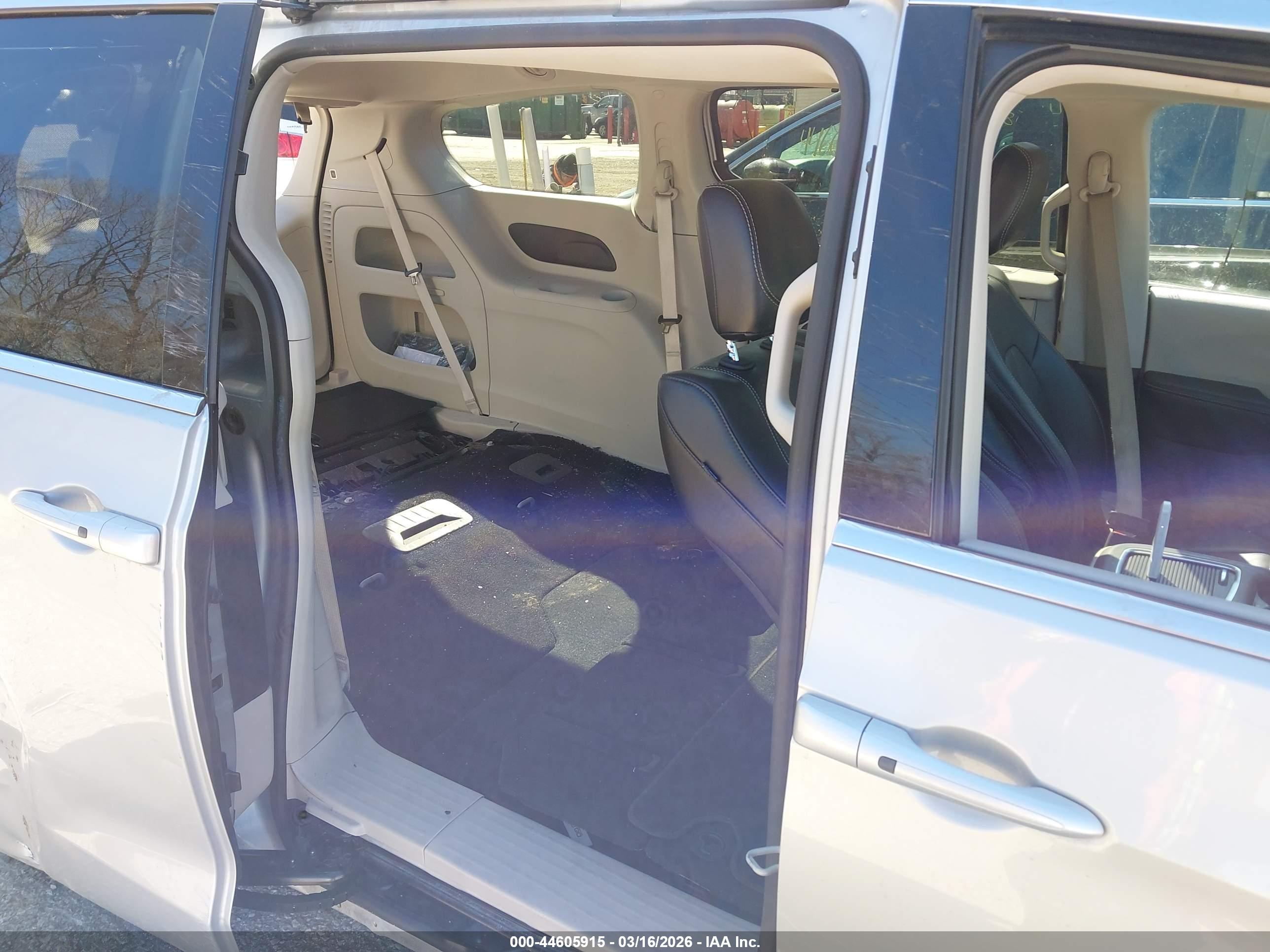 CHRYSLER PACIFICA image 8