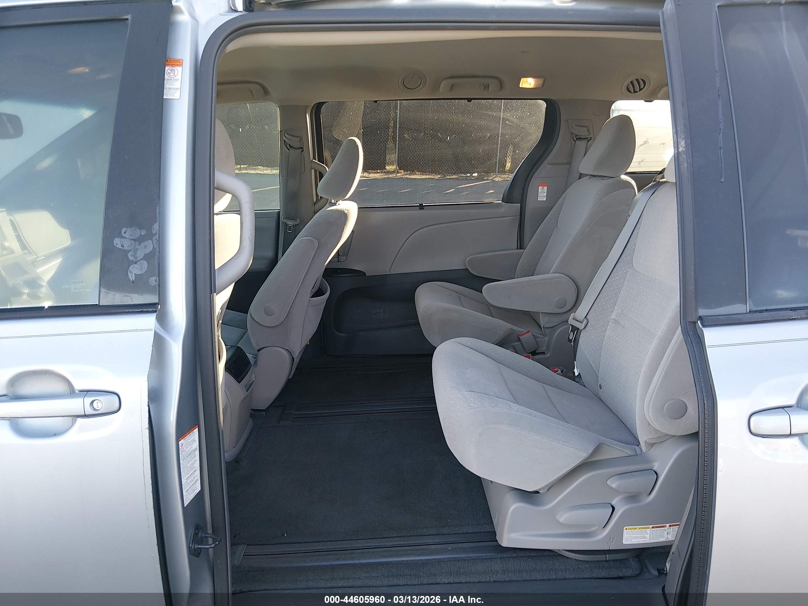 TOYOTA SIENNA image 8