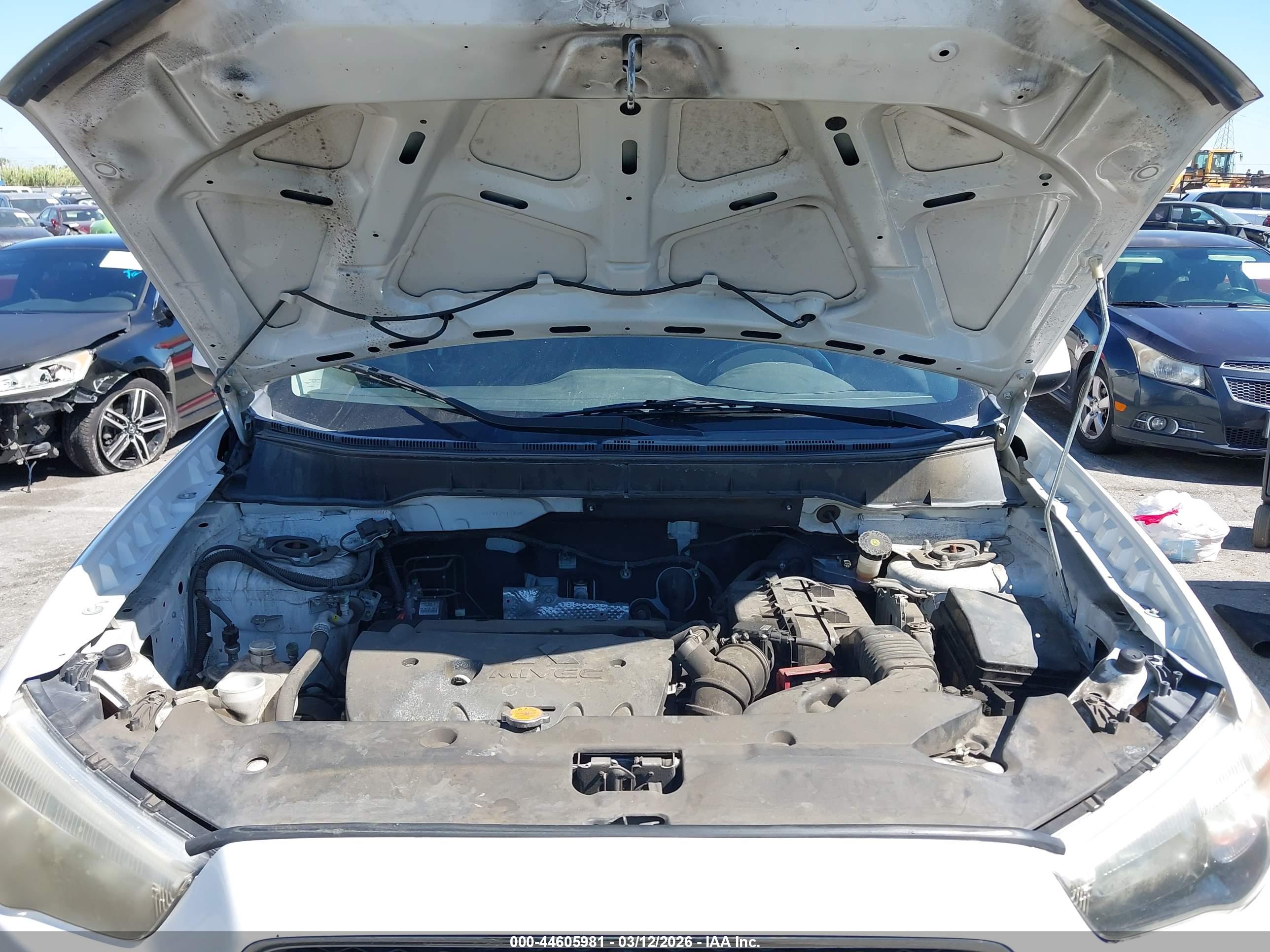 MITSUBISHI OUTLANDER image 10