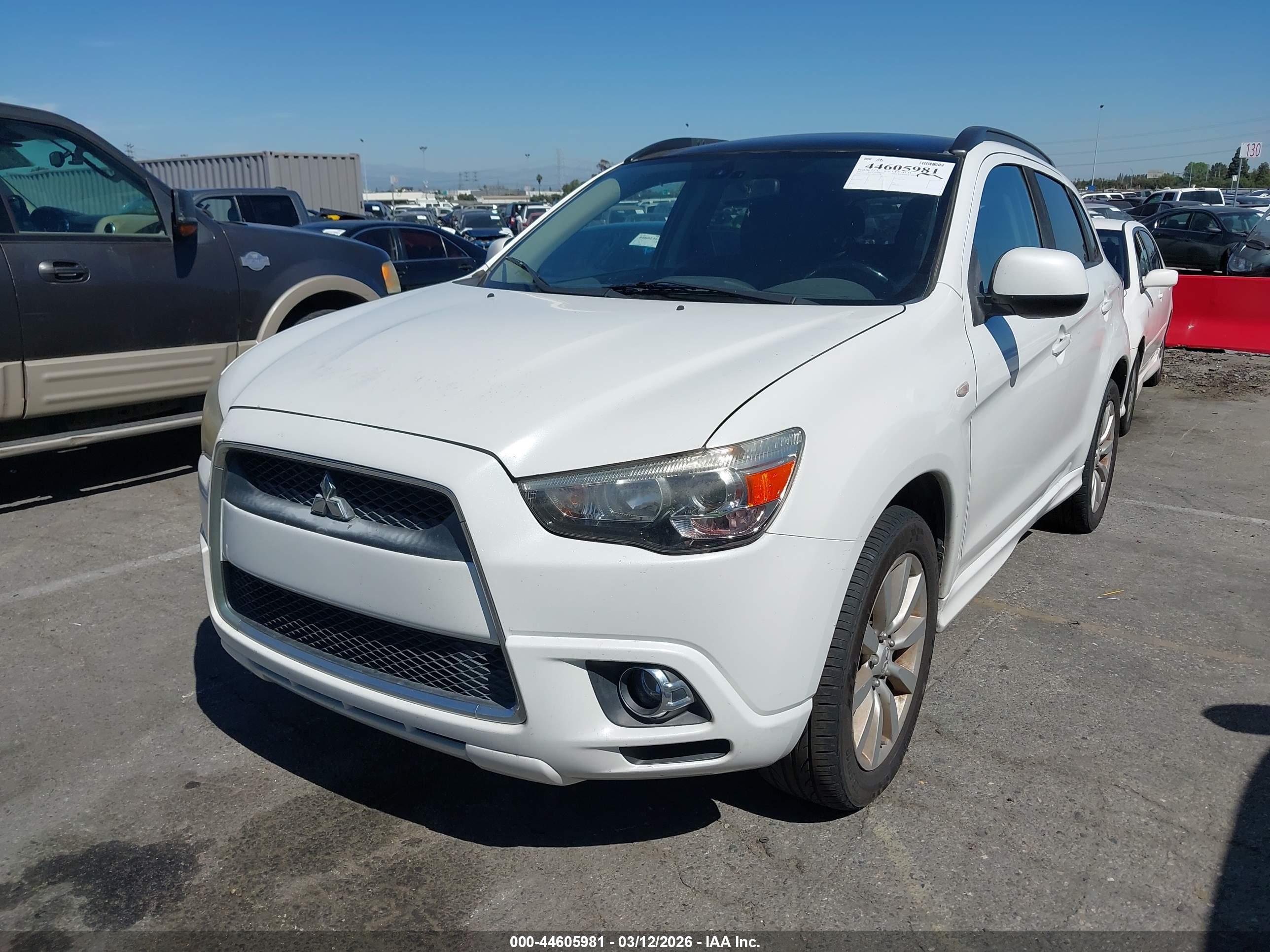 MITSUBISHI OUTLANDER image 2