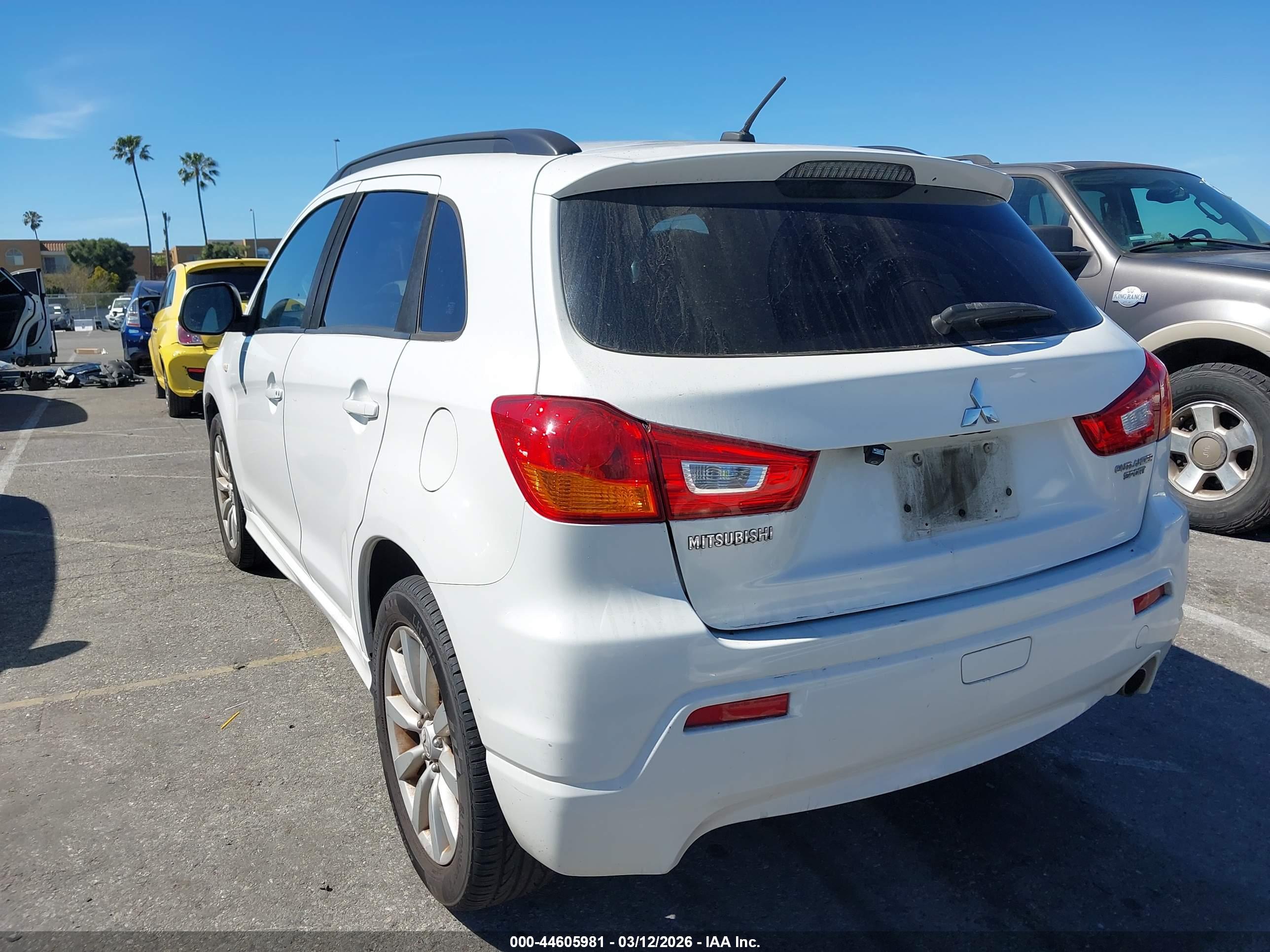 MITSUBISHI OUTLANDER image 3