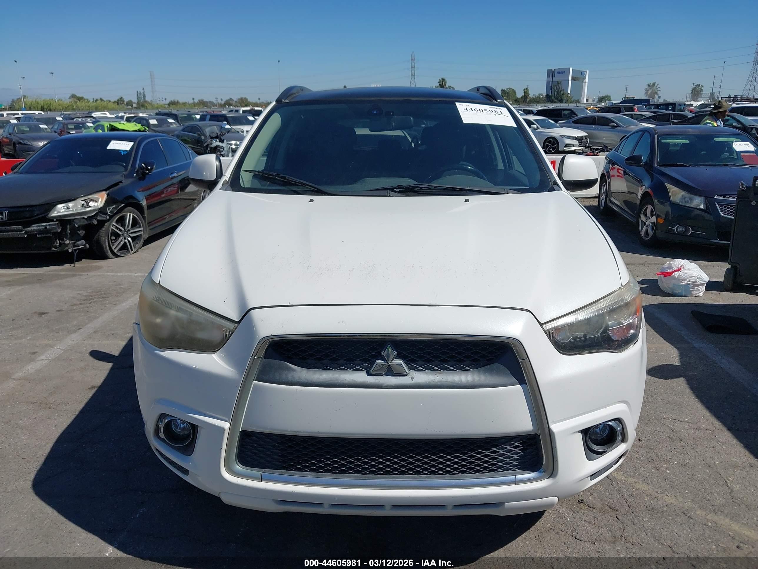 MITSUBISHI OUTLANDER image 6