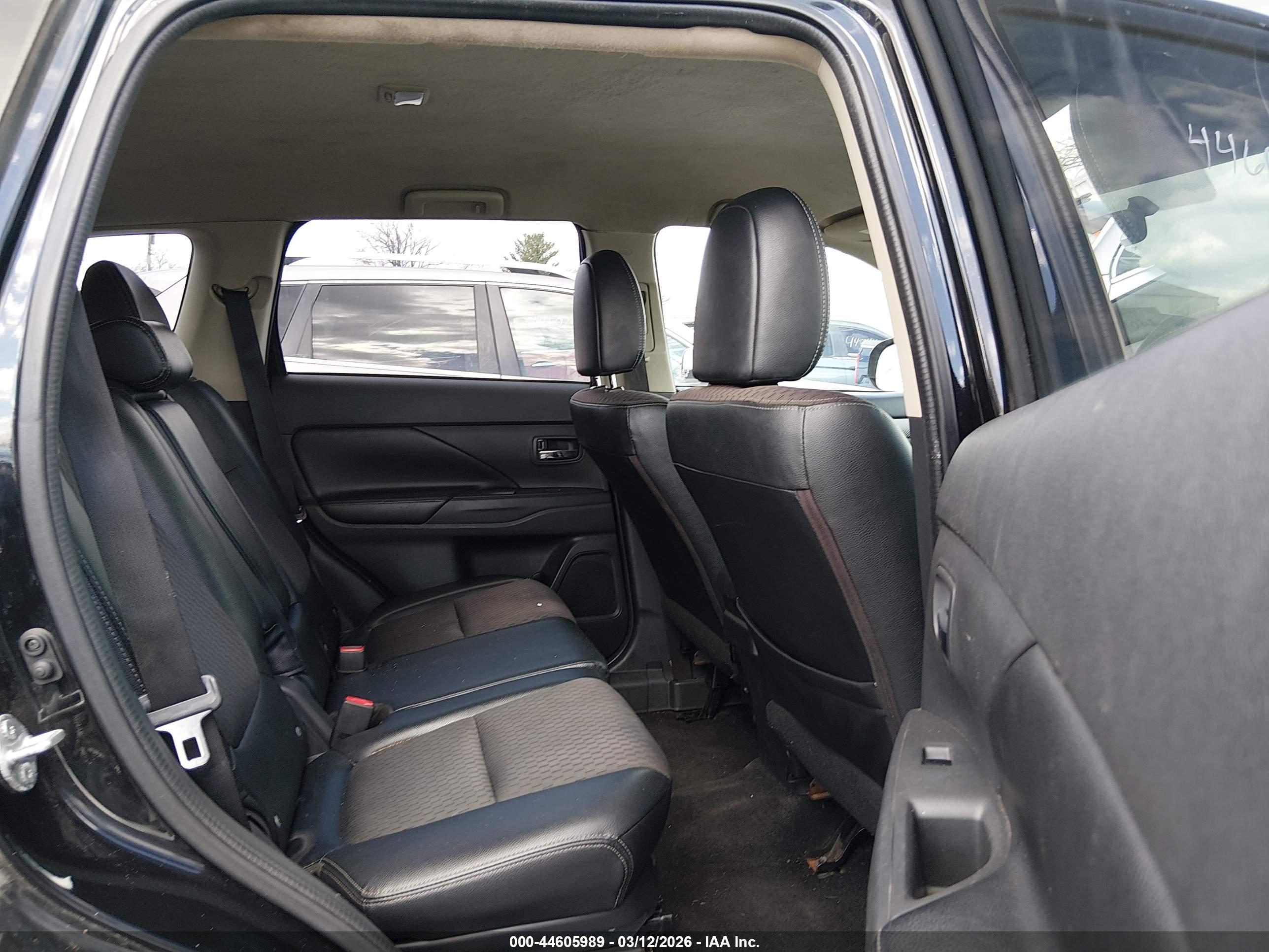 MITSUBISHI OUTLANDER image 8