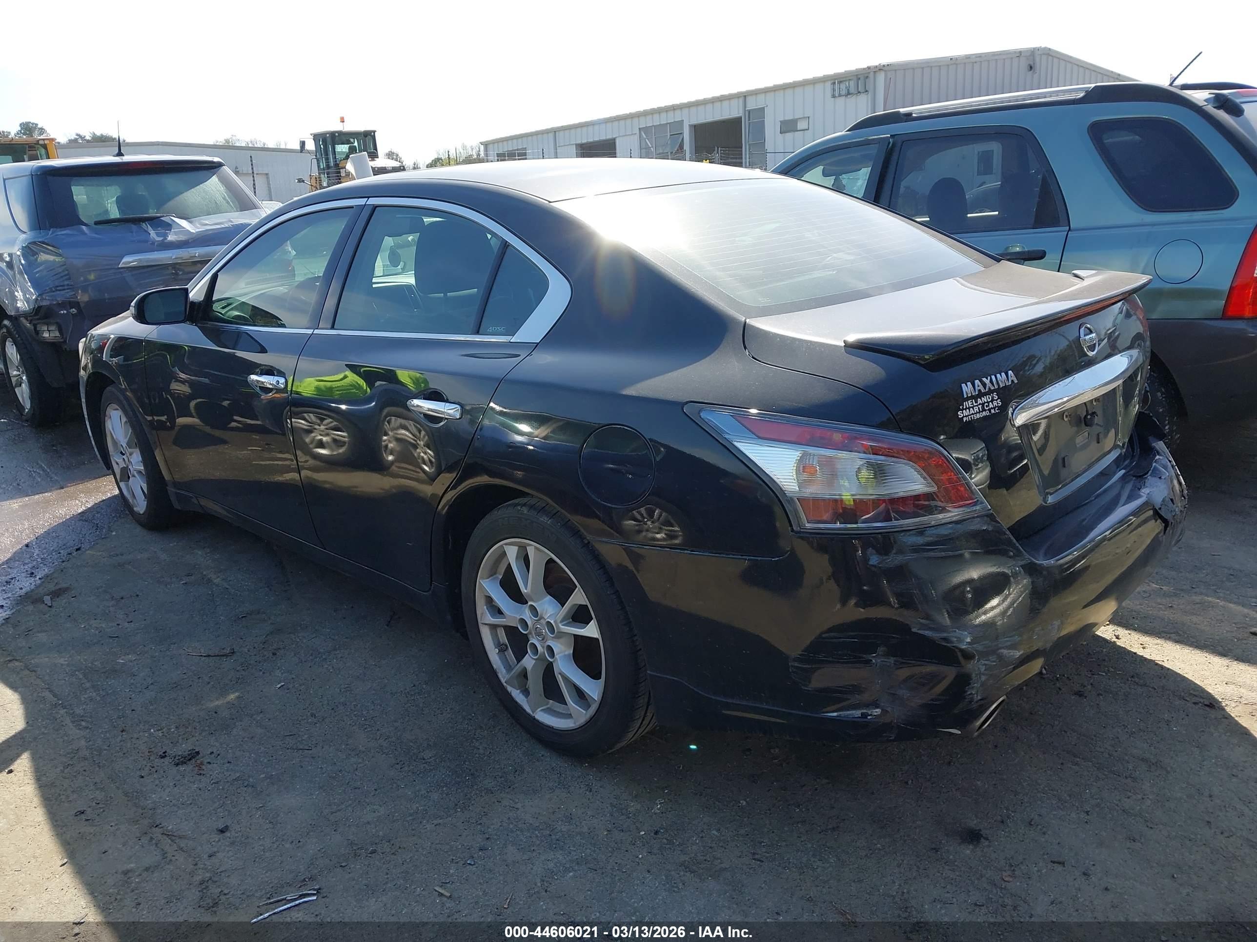 NISSAN MAXIMA image 3