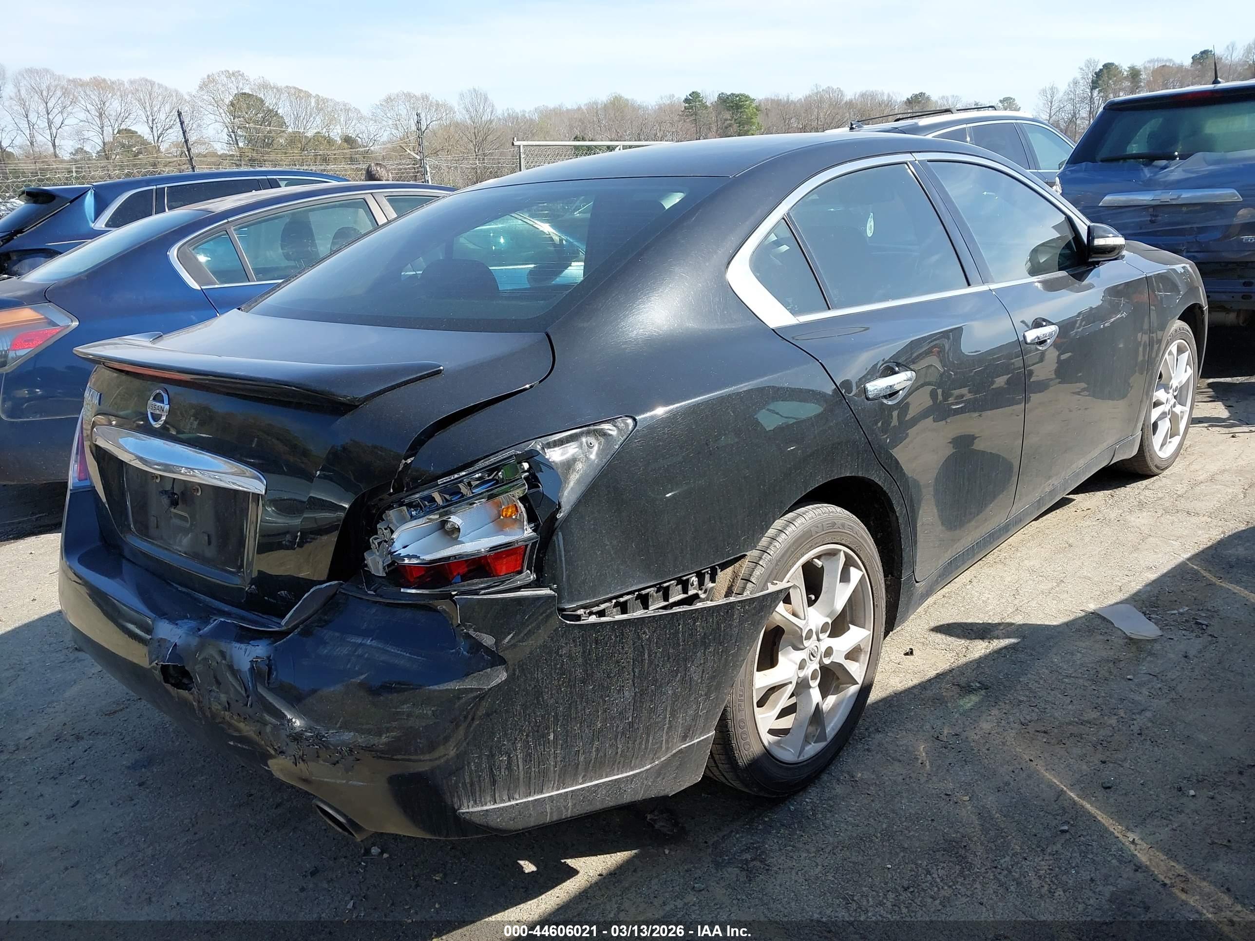 NISSAN MAXIMA image 4