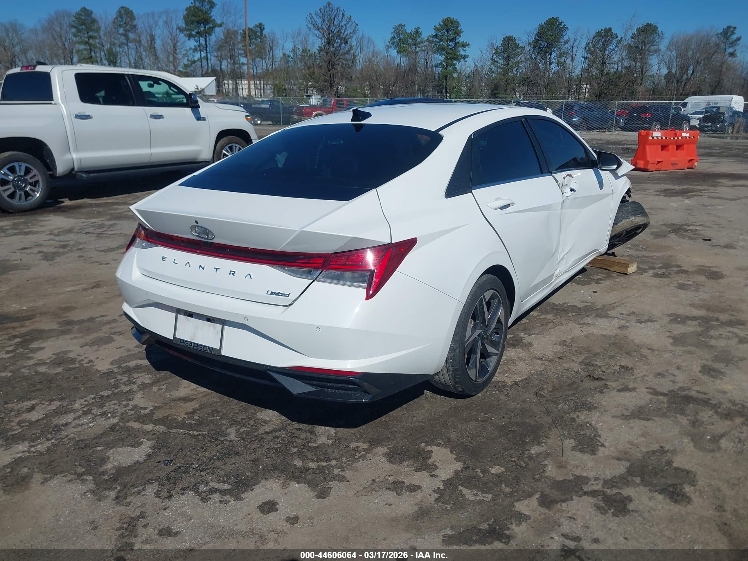 HYUNDAI ELANTRA image 4