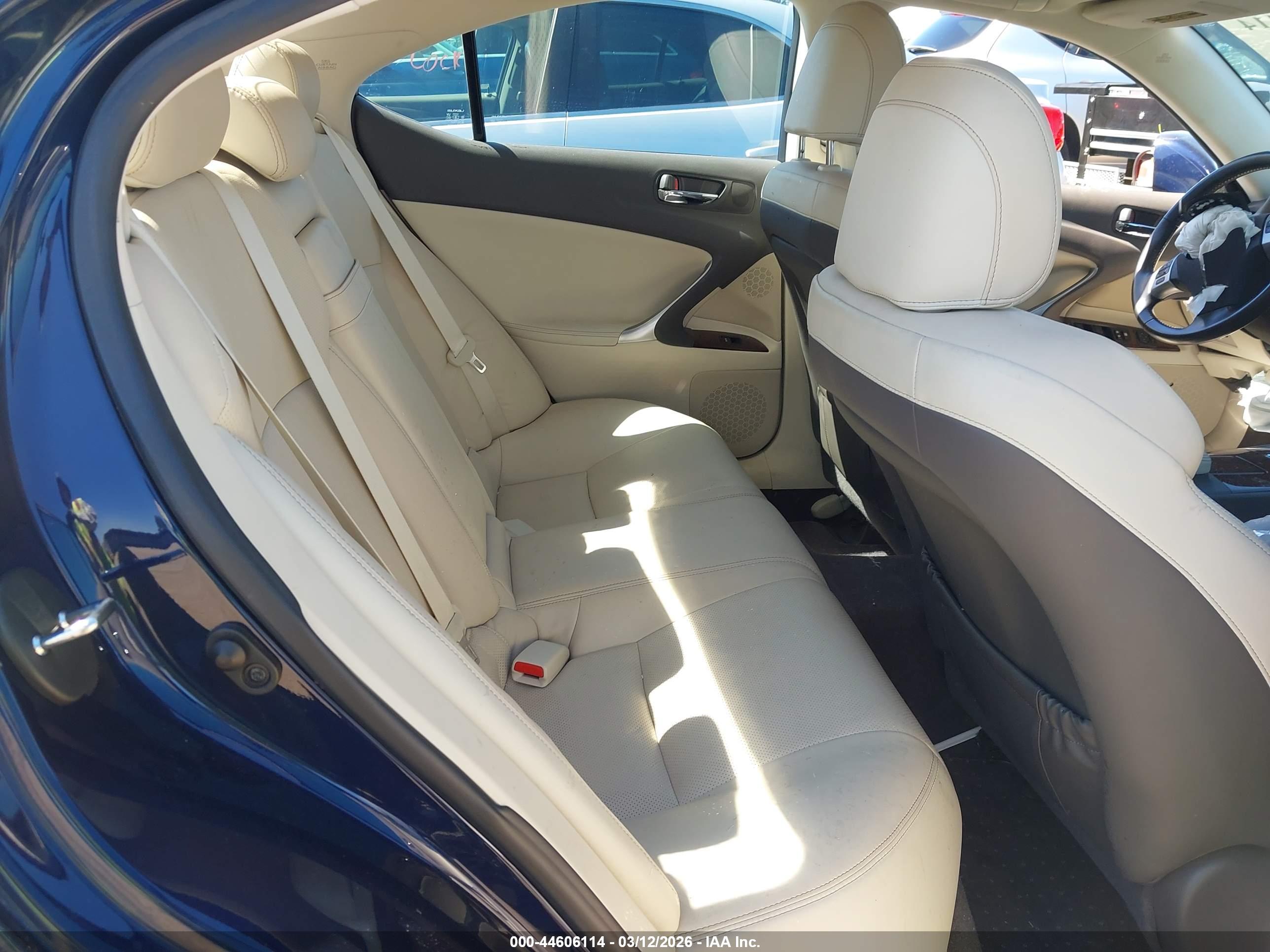 LEXUS IS image 8