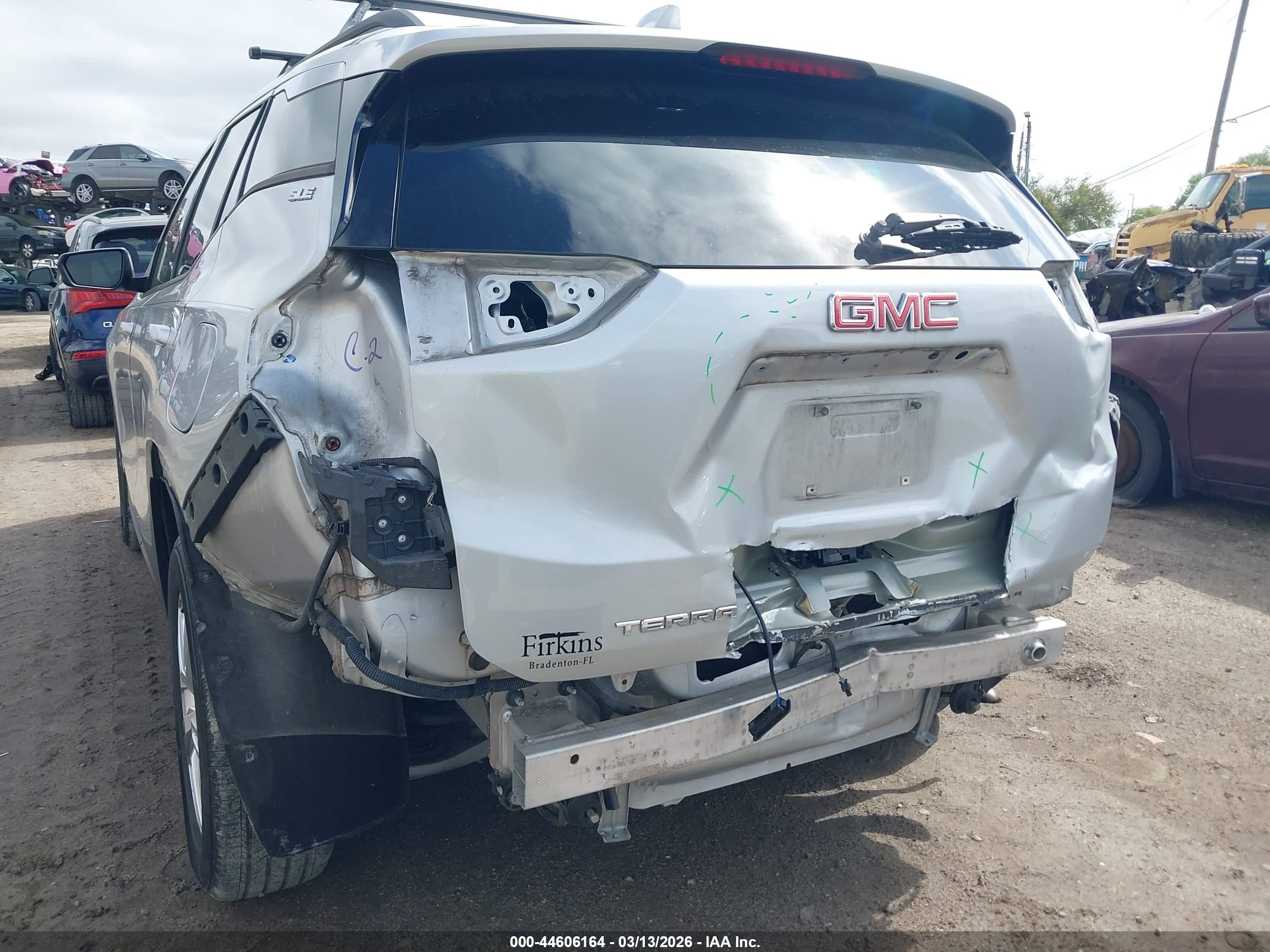 GMC TERRAIN image 6