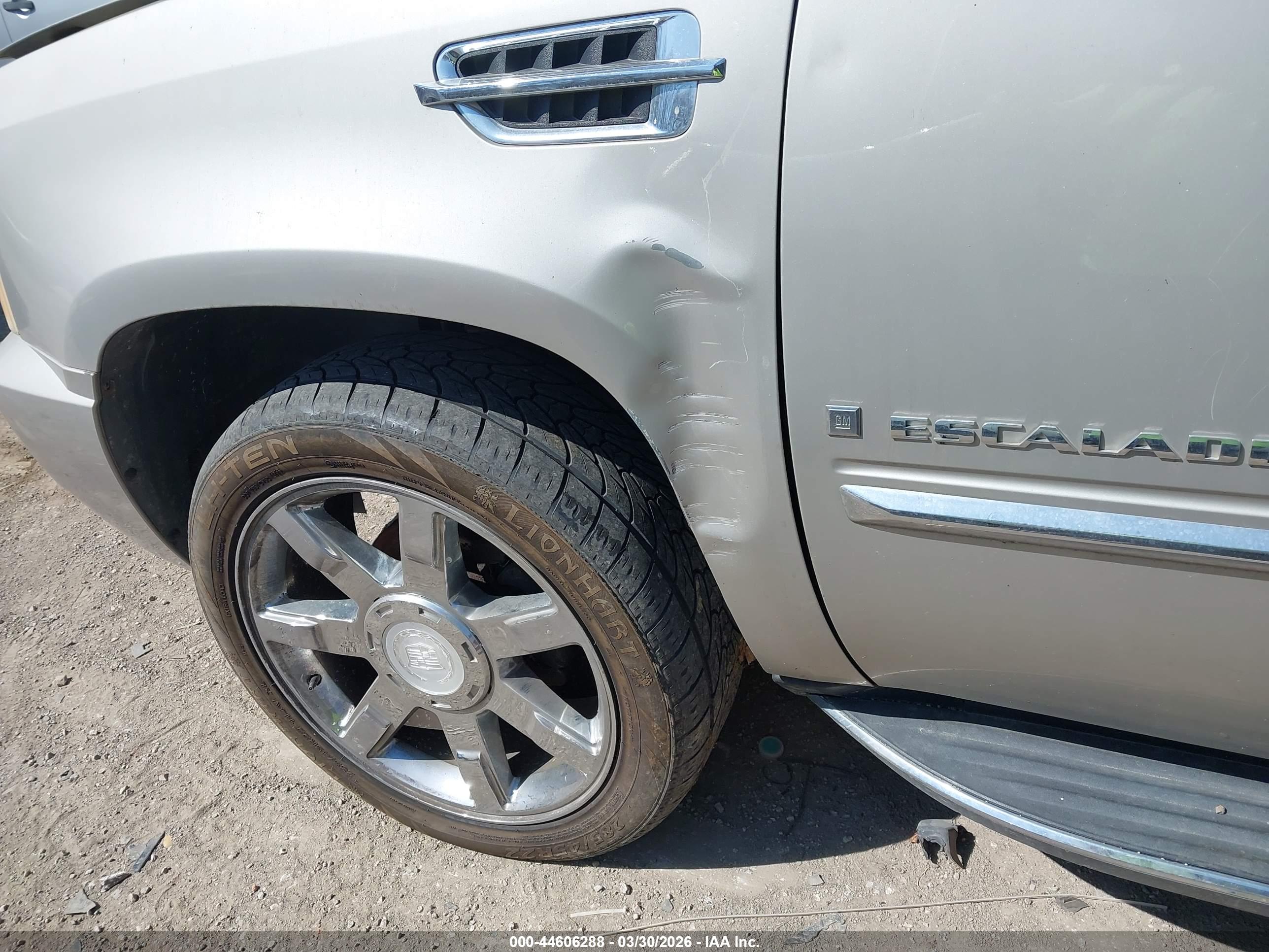 CADILLAC ESCALADE image 6