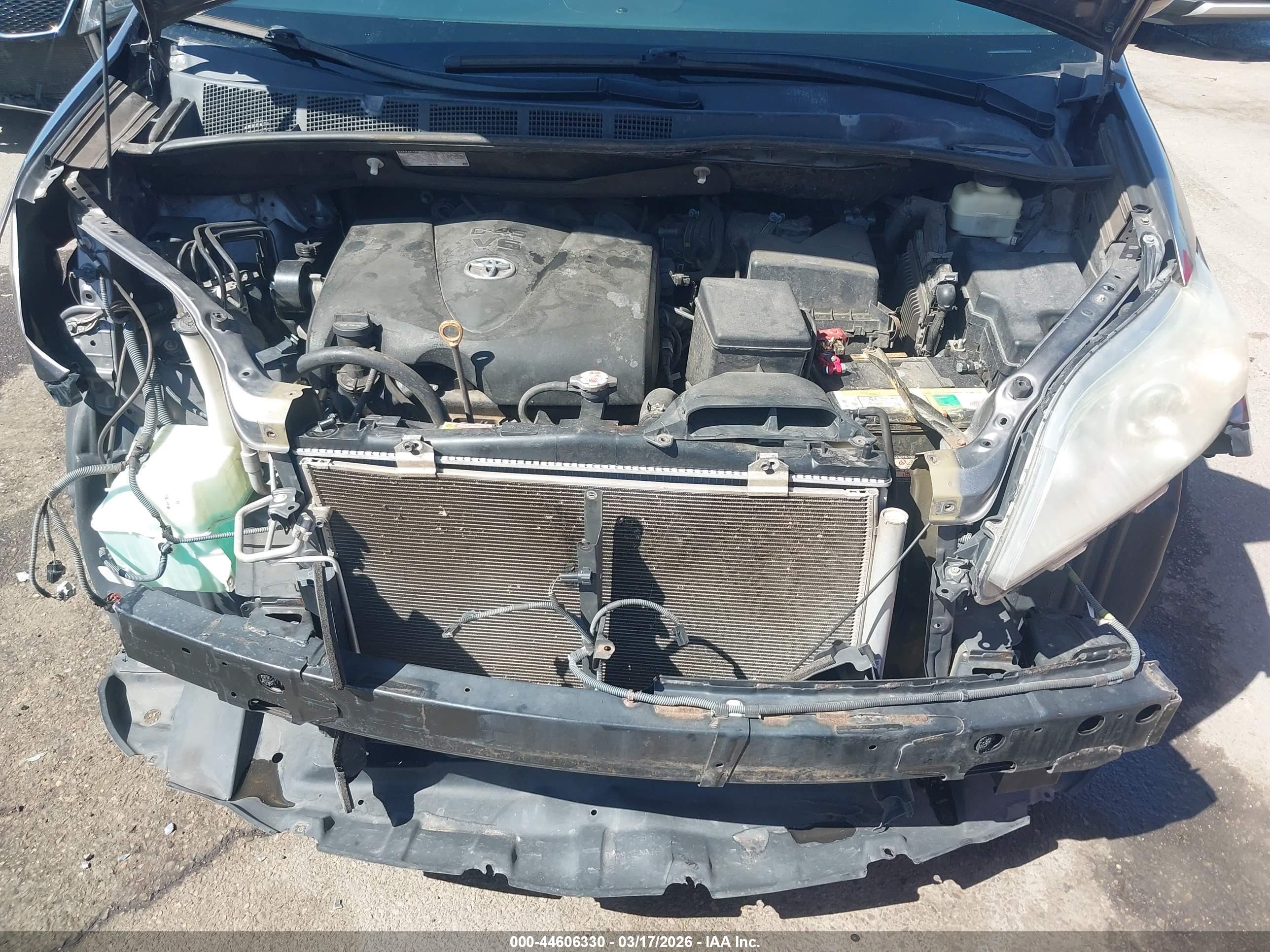 TOYOTA SIENNA image 10