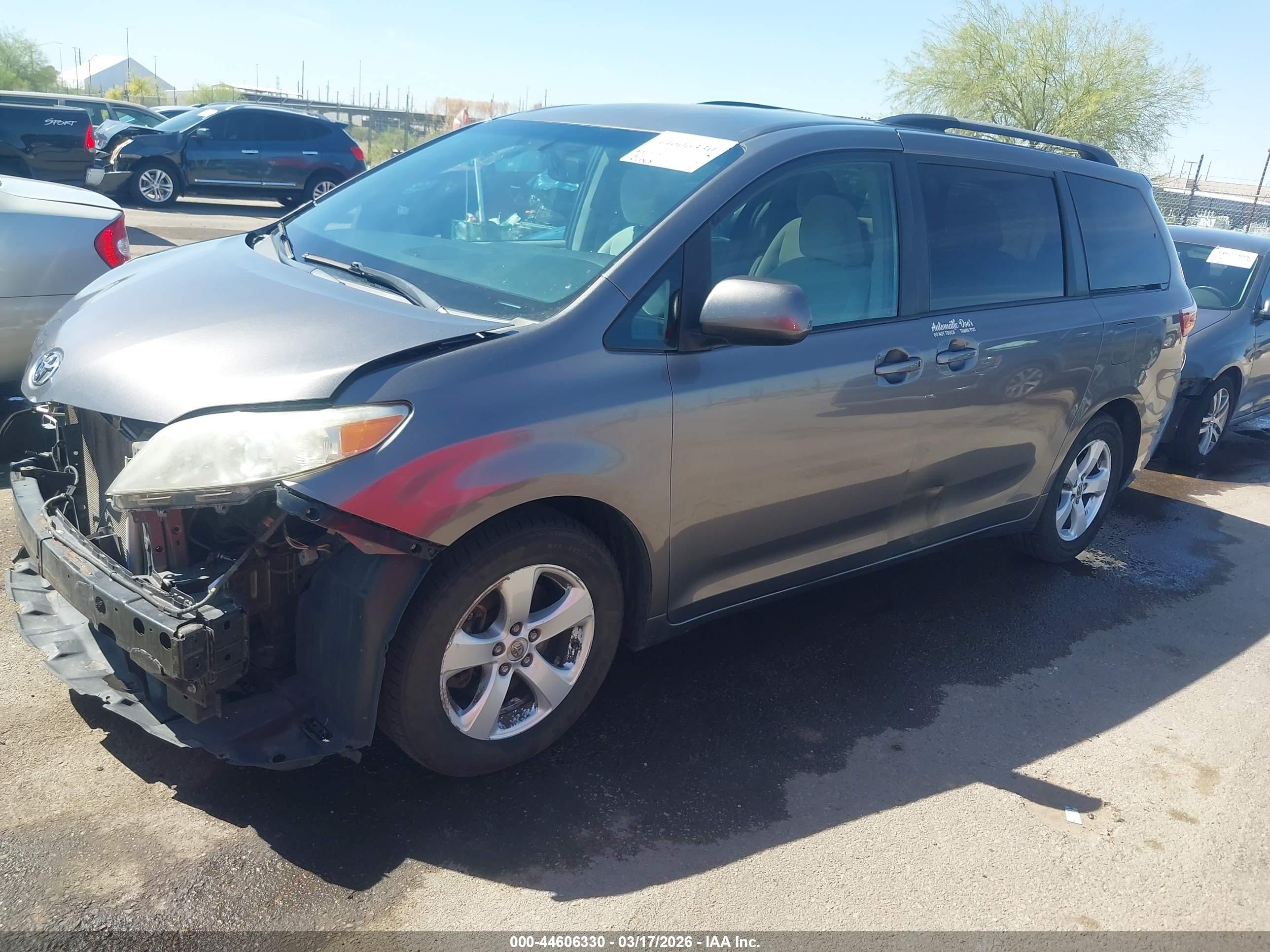 TOYOTA SIENNA image 2