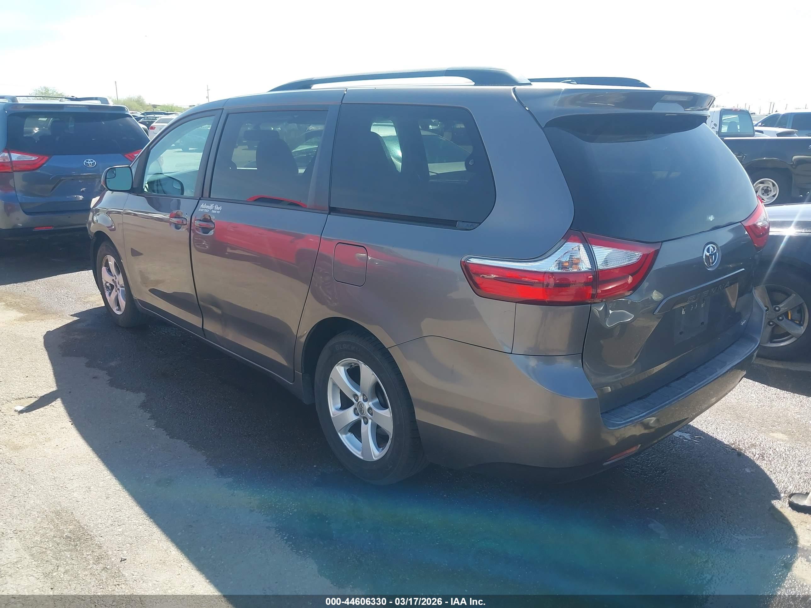 TOYOTA SIENNA image 3
