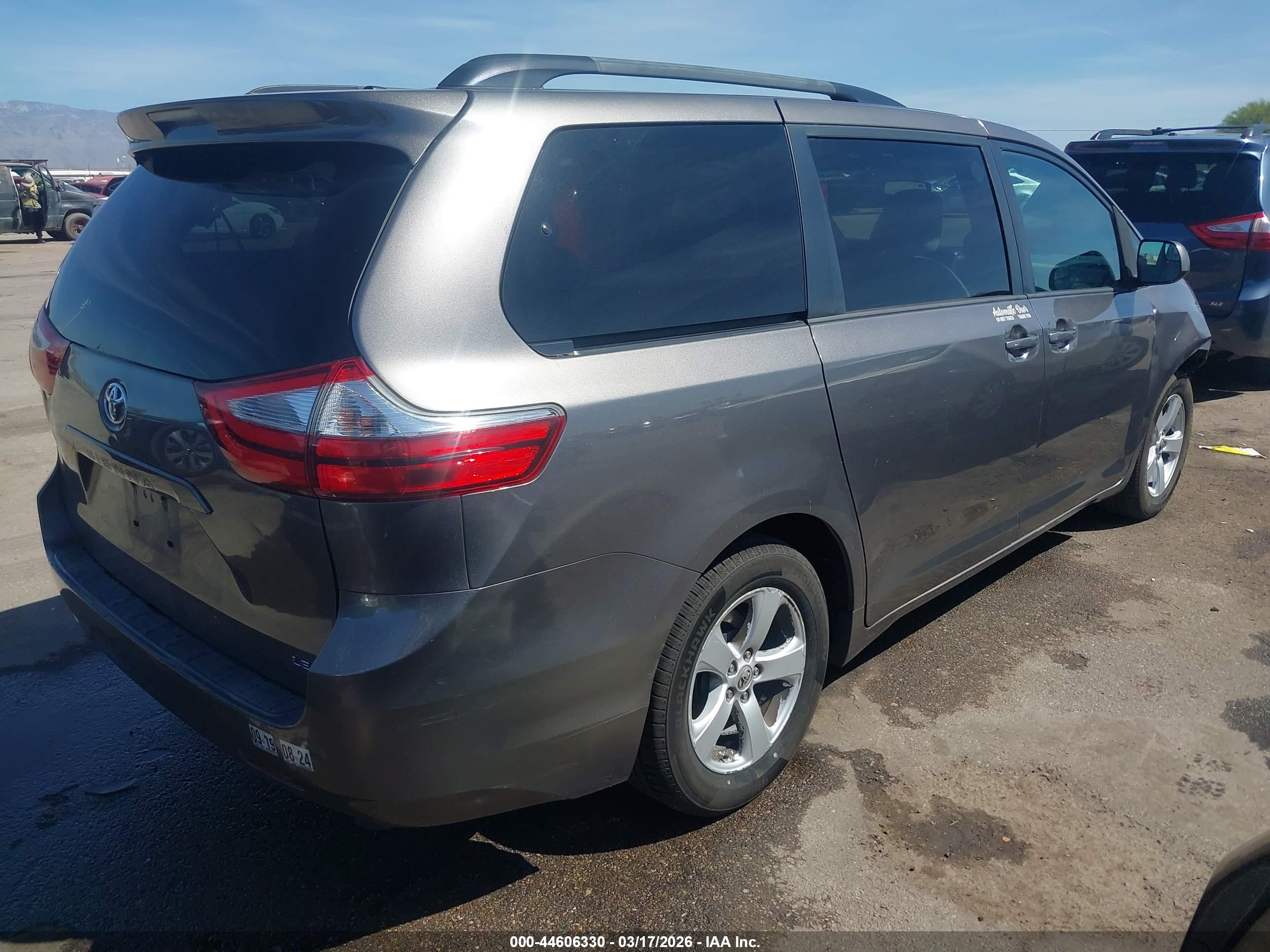 TOYOTA SIENNA image 4