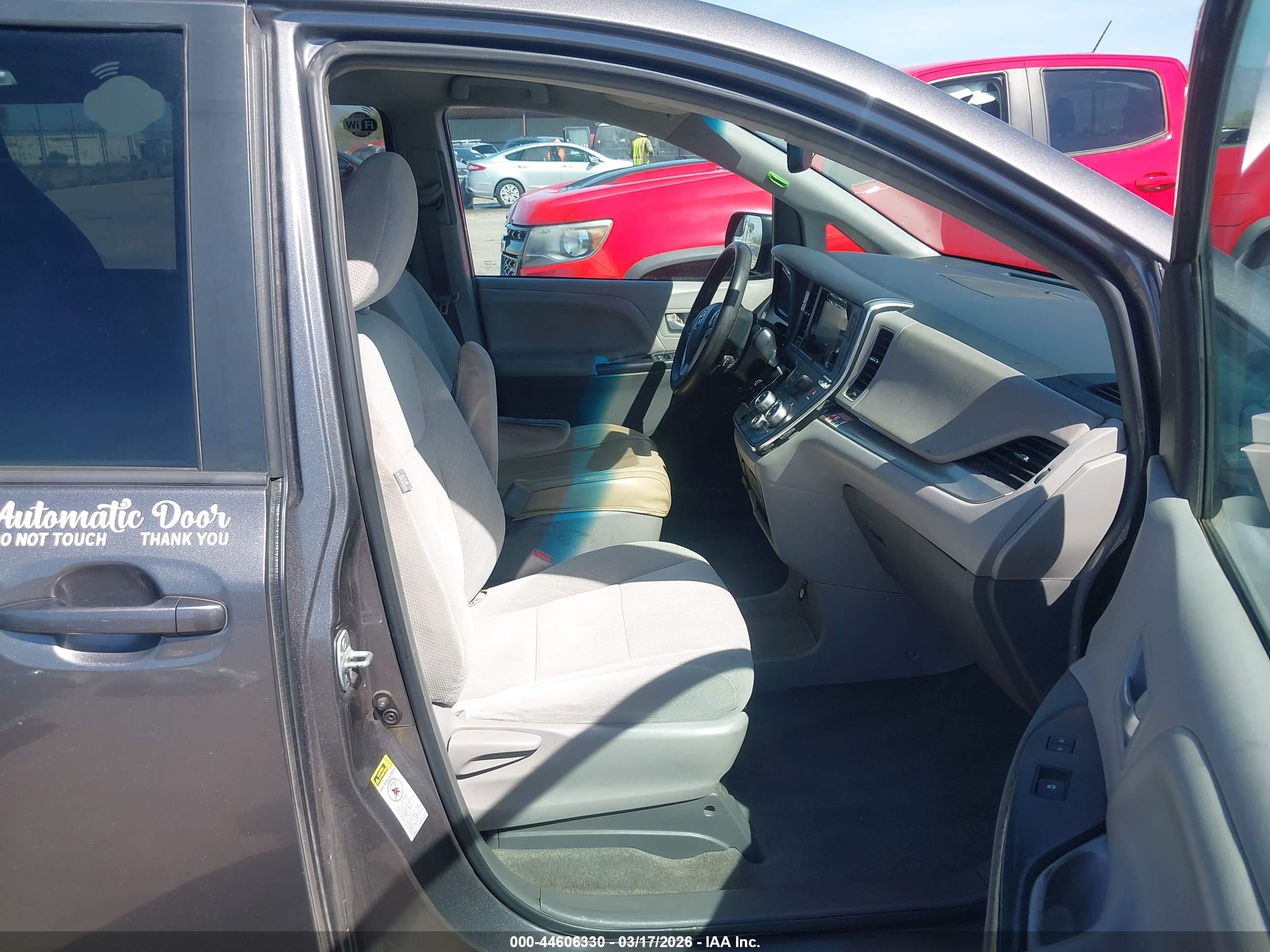 TOYOTA SIENNA image 5
