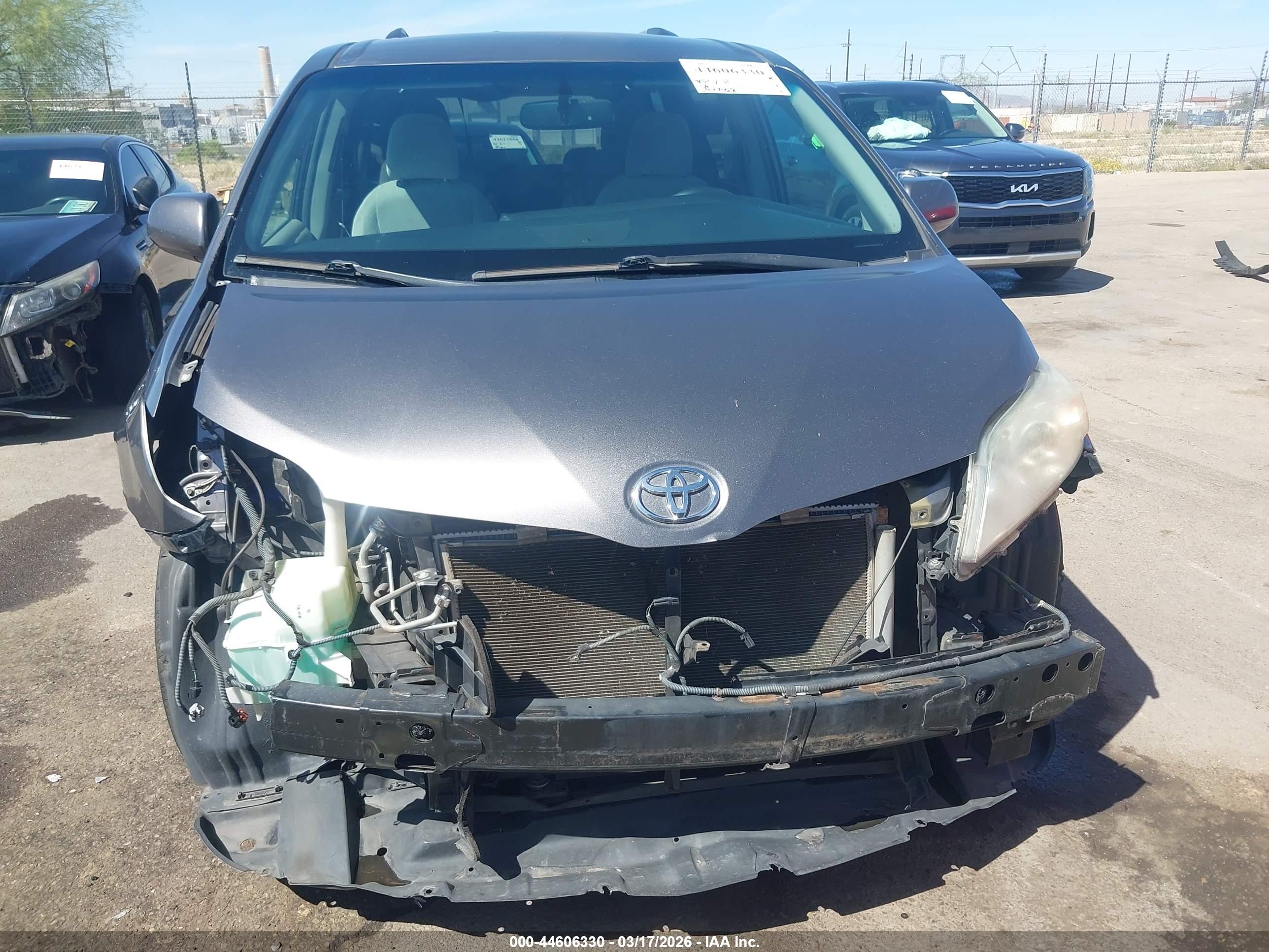 TOYOTA SIENNA image 6
