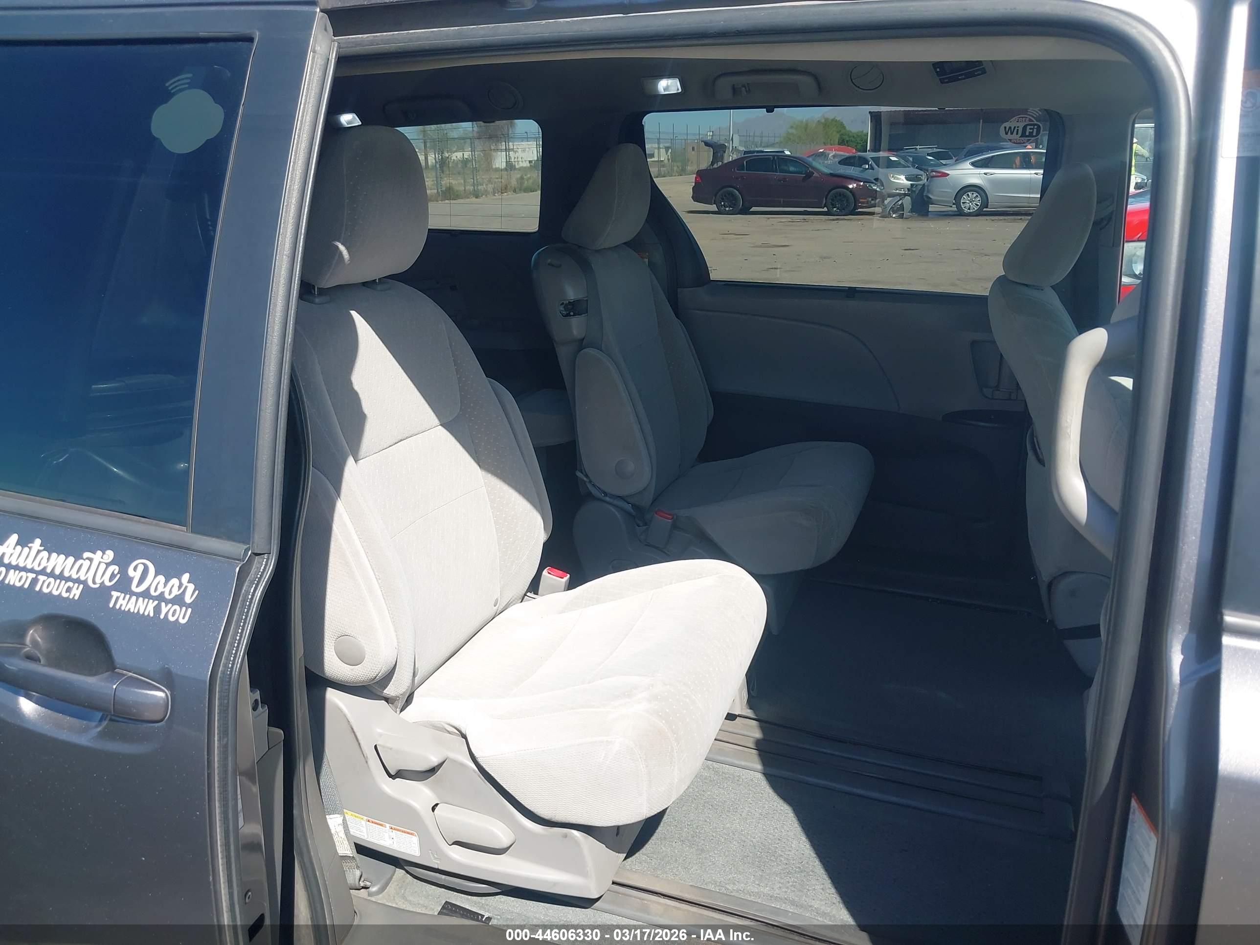 TOYOTA SIENNA image 8