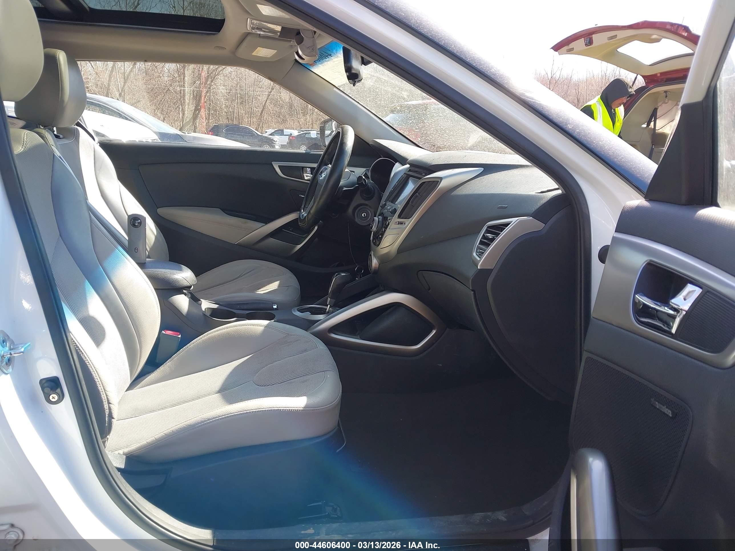 HYUNDAI VELOSTER image 5
